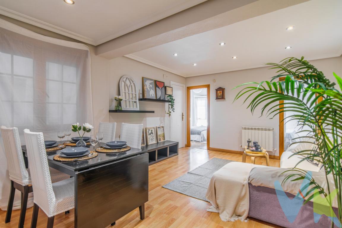  Precioso piso en venta en la zona La Calzada de GijónPresentamos esta excelente oportunidad para adquirir un encantador piso situado en La Calzada, en Gijón. Este inmueble de tres habitaciones se encuentra en la planta 01 de un edificio sólido , ofreciendo una combinación perfecta de confort, accesibilidad y entorno urbano. A tan solo 100 metros podemos dar un agradable paseo y disfrutar dela playa del Arbeyal.Se trata de una inmejorable elección para aquellos que buscan una vivienda bien situada, cómoda y lista para entrar a vivir. El inmueble se distribuye en tres dormitorios, dos de ellos exteriores con orientación sur, por lo que son muy soleados, un amplio salón comedor, cocina equipada y baño con ducha.Entre sus características más destacadas, el piso cuenta con un funcional ascensor que asegura un acceso cómodo y libre de inconvenientes, ideal para todas las edades.La vivienda dispone de agua caliente y calefacción de gas individual, y las ventanas son de pvc climalit.La zona de La Calzada donde se ubica el piso es conocida por su tranquilidad y su excelente conexión con el resto de la ciudad. Con un acceso fácil al transporte público, la parada de autobús cercana convierte este inmueble en una opción especialmente conveniente para aquellos que desean disfrutar de la vida tranquila del barrio sin renunciar a todas las comodidades que ofrece Gijón.   Además, su entorno está lleno de servicios como tiendas, restaurantes y espacios de ocio, lo que garantiza una experiencia de vida plenamente satisfactoria. A muy poca distancia, en apenas 5 minutos caminando se encuentra el supermercado Mercadona.Este piso representa una fantástica inversión tanto para aquellos que buscan una primera vivienda como para los interesados en invertir en una zona con alta demanda. El precio de venta no incluye los gastos e impuestos derivados de la operación. Corresponden al comprador el pago del Impuesto sobre Transmisiones Patrimoniales (ITP), calculado sobre el valor más alto entre el precio de venta y el valor de referencia catastral, así como los honorarios de notaría y registro según aranceles oficiales, teniendo el comprador libertad para elegir notario. Para consultar los porcentajes del ITP en Asturias puede hacerlo a través de la web oficial de servicios tributarios del Principado de Asturias https://sede.tributasenasturias.es/sites/sede/default/es_ES/Que-quieres-hacer/Transmisiones-Patrimoniales-y-AJD. Asimismo, el comprador asumirá los gastos de tasación y costes bancarios si precisa hipoteca. Por su parte, el vendedor asumirá el pago de la plusvalía municipal y los honorarios de intermediación. Este anuncio es meramente informativo y los interesados tienen derecho a solicitar la documentación adicional del inmueble conforme a la normativa vigente. 