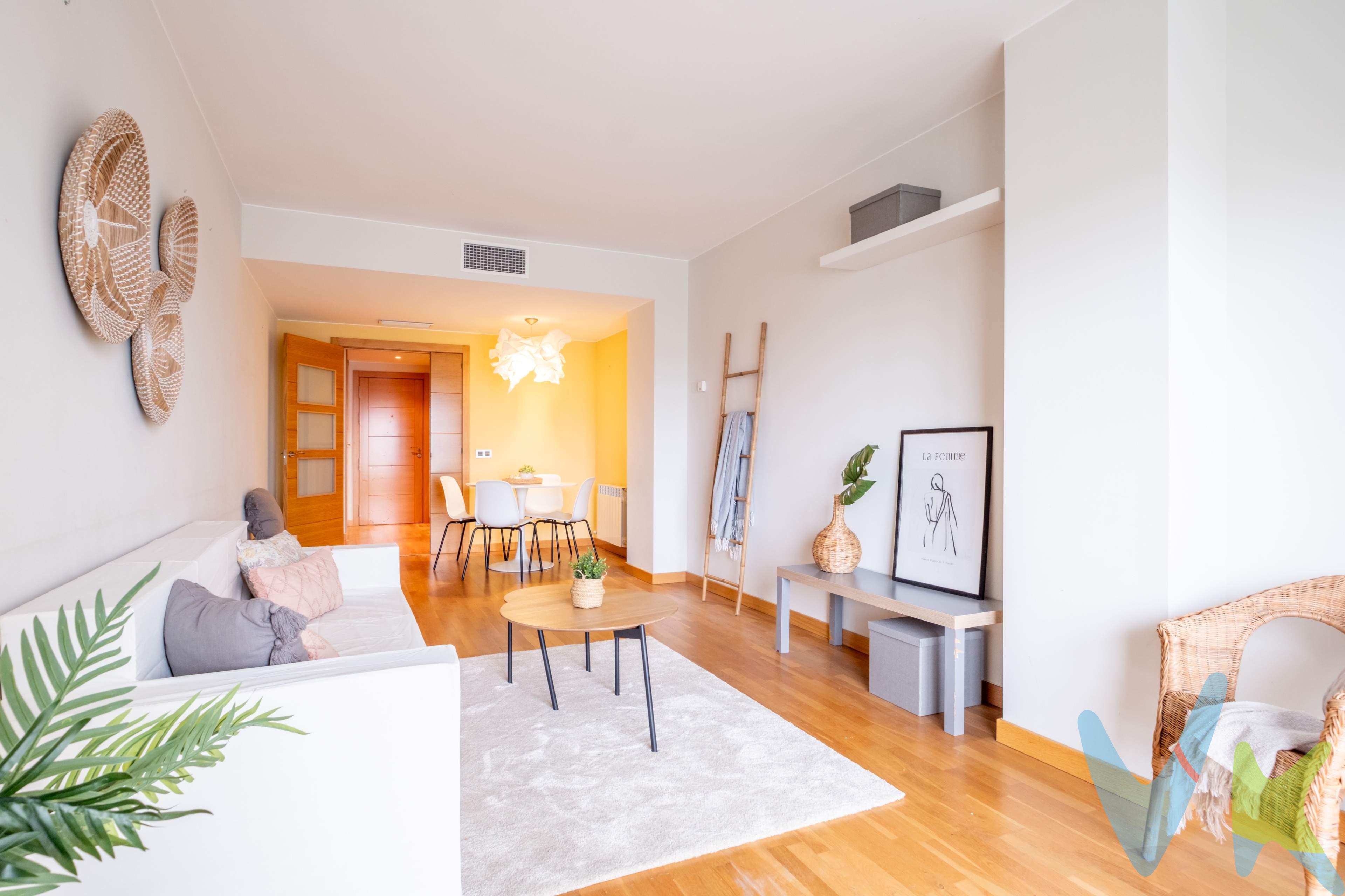 En c /Ibón de Astún. Te presentamos una vivienda en una bonita urbanización privada, ideal para disfrutar del confort y la tranquilidad que siempre has deseado. Esta vivienda, luminosa y muy cuidada, cuenta con 3 dormitorios, 2 baños, y un salón con acceso a una terraza amplia, privada y con vistas encantadoras, perfecta para relajarte o compartir momentos especiales. La urbanización ofrece servicios exclusivos para toda la familia:. * Dos piscinas comunitarias para refrescarte en verano. * Zonas ajardinadas que invitan al descanso. * Pista de paddel para los amantes del deporte. * Zona infantil para los más pequeños. El piso incluye además preinstalación de aire acondicionado, una plaza de garaje y trastero. Todo esto en un entorno único, pensado para tu comodidad y calidad de vida. ¡No dejes escapar esta oportunidad y ven a visitarlo!. _______________________________________________________________________________. ℹ️ El precio de venta no incluye los honorarios de agencia por el servicio de gestión, asesoramiento y formalización del proceso de compra, que serán asumidos por el comprador. La reserva del inmueble solo se producirá tras la aceptación expresa de una propuesta por parte del vendedor. El precio publicado no incluye impuestos ni gastos derivados de la compraventa e inscripción. 