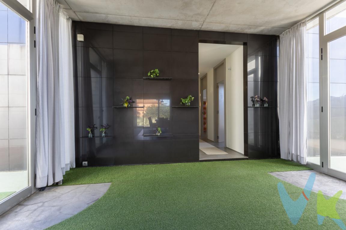  Se presenta una magnífica oportunidad para adquirir una espléndida casa independiente en venta, situada en la encantadora localidad de Albalat dels Tarongers. Esta propiedad, construida en el año 2008, ofrece un entorno de confort y modernidad que la convierte en el hogar ideal para quienes buscan tranquilidad y un estilo de vida excepcional.La vivienda cuenta con un total de 173.2 metros cuadrados construidos y 152.65 metros útiles, distribuidos de manera óptima para garantizar el máximo aprovechamiento del espacio y confort. Al entrar en la casa, se sentirá inmediatamente acogido por su ambiente espacioso y bien iluminado, que invita a disfrutar de cada momento en familia o con amigos. Los acabados contemporáneos y la decoración cuidada a detalle ofrecen una sensación de bienestar y sofisticación.Dispone de tres amplias habitaciones, cada una de ellas pensada para ofrecer el máximo confort y descanso. La calidad de sus materiales y el gusto en la elección de mobiliario y electrodomésticos aseguran que cada espacio cumple con las más altas expectativas de funcionalidad y estética. Asimismo, el luminoso salón invita a disfrutar de momentos de esparcimiento, con sus generosos ventanales que permiten la entrada de luz natural, creando un ambiente cálido y acogedor.La cocina, totalmente equipada con modernos electrodomésticos, es un espacio donde la funcionalidad y el diseño se combinan de manera perfecta. Su disposición práctica y cómoda facilita la preparación de deliciosas comidas y se convierte en un lugar de reunión familiar por excelencia.En el exterior, la propiedad cuenta con una impresionante zona ajardinada, cuidadosamente mantenida para ofrecer un entorno de relajación y disfrute. Un oasis de tranquilidad donde podrá disfrutar de momentos inolvidables al aire libre. La presencia de una piscina privada añade un toque de lujo y distinción, convirtiéndose en el lugar perfecto para refrescarse en los días cálidos de verano y para organizar reuniones inolvidables con amigos y familiares.Además, la propiedad incluye un trastero que proporciona un valioso espacio de almacenamiento adicional, manteniendo así todas las áreas de la casa perfectamente ordenadas y libres de desorden. Esta característica es especialmente apreciada por quienes valoran el orden y la practicidad en su día a día.La seguridad y privacidad están garantizadas, gracias a que la finca está completamente cerrada, lo que permite disfrutar del hogar con absoluta tranquilidad. La ubicación en Albalat dels Tarongers añade valor a esta oferta, ya que se encuentra en un entorno sereno pero con fácil acceso a servicios esenciales y comunicaciones, asegurando así que no solo adquiere un hogar, sino también un estilo de vida cómodo y apacible.Esta maravillosa propiedad, lista para entrar a vivir, representa una rara oportunidad en el mercado inmobiliario actual. No pierda la ocasión de visitar y comprobar por sí mismo las excelencias que esta casa tiene para ofrecer. Su nuevo hogar le espera con los brazos abiertos, combinando lujo, comodidad y una calidad de vida inigualable.El precio indicado no incluye gastos ni otros conceptos. A tal efecto, se informa que al referido precio habrá que añadirle los gastos propios de la transmisión inmobiliaria, entre los que cabe enumerar los siguientes: honorarios notariales, impuesto al que se encuentre sujeta la transmisión (Impuesto sobre el Valor Añadido o Impuesto sobre Transmisiones Patrimoniales ), gastos de inscripción en el Registro de la Propiedad y honorarios de intermediación de la agencia inmobiliaria.Por mandato expreso del propietario, comercializamos este inmueble en exclusiva, por lo que garantizamos un servicio de calidad, un trato fácil, sencillo y sin interferencias de terceros. Por este motivo, se ruega no molestar al propietario, a los ocupantes de la propiedad, a los vecinos, o conserjes del edificio o urbanización si los hubiera. Muchas gracias por su comprensión. La oferta está sujeta a cambios de precio o retirada del mercado sin previo aviso. Este anuncio en su conjunto, incluyendo textos, fotos, imágenes o cualquier otro contenido del mismo, no es vinculante dado que la información es ofrecida por terceros y puede contener errores. Se muestra a título informativo y no contractual.Este inmueble se vende en cuerpo cierto y las medidas expuestas en el anuncio son aproximadas.Agencia Registrada con el N.º 1844 en el Registro Obligatorio de Agentes Inmobiliarios de la Comunidad Valenciana. Puede consultar en la web de la GVA. 