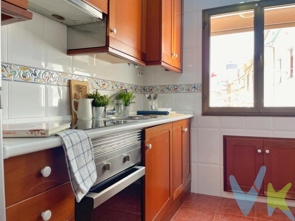 ¡Descubre tu nuevo hogar en el encantador barrio de Cimadevilla, Gijón! Este atractivo piso, ubicado en un tercer piso con ascensor, es la oportunidad que estabas esperando para vivir en una de las zonas más vibrantes y con más carácter de la ciudad. Características del piso:- Salón acogedor: Con orientación noroeste ,tiene luz natural durante las tardes, creando un ambiente cálido y confortable donde podrás relajarte y disfrutar de momentos inolvidables con tus seres queridos.- Dos dormitorios: Uno de ellos cuenta con un práctico armario, ideal para mantener todo en orden y aprovechar al máximo cada rincón. Estos espacios son perfectos para descansar y recargar energías después de un día lleno de aventuras.- Baño moderno: Equipado con un plato de ducha y ventilación natural, este baño combina funcionalidad y confort, brindándote un lugar privado para relajarte y refrescarte.- Cocina encantadora: Imagina preparar deliciosas comidas en esta cocina, un espacio donde la creatividad culinaria puede florecer. Ya sea para un desayuno rápido o una cena especial, aquí podrás disfrutar de cada momento en la cocina.Cimadevilla es un barrio que te cautivará desde el primer momento. Con su rica historia y su ambiente bohemio, cada calle cuenta una historia y cada esquina es un descubrimiento. Además, su cercanía al puerto deportivo te permitirá disfrutar de paseos junto al mar, actividades al aire libre y una oferta gastronómica que deleitará tus sentidos.Este piso no es solo una propiedad; es una invitación a vivir la experiencia de Cimadevilla, donde la comunidad es cálida y acogedora. Aquí, cada día se siente especial, lleno de oportunidades para crear recuerdos inolvidables.No dejes pasar esta oportunidad única de adquirir un hogar en un barrio que combina tradición y modernidad. ¡Contáctanos hoy mismo y comienza a escribir tu nueva historia en Cimadevilla!
