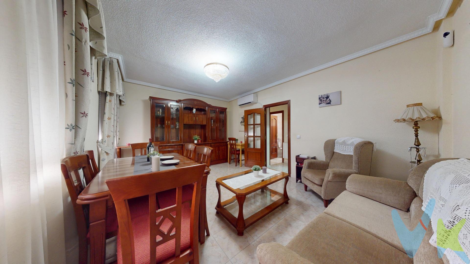 Magnifica oportunidad de comprar una vivienda en buen estado a un precio sin competencia. 59 metros cuadrados muy bien distribuidos,, 2 dormitorios antes 3, salón independiente, cocina independiente, baño con plato de ducha, . Las calidades son las siguientes, puertas interiores de sapelli, , suelos de gres,  ventanas de aluminio , aire acondicionado bomba frío y calor, calefacción gas natural individual. El entorno cuenta con todo tipo de infraestructuras,. TRANSPORTE: Metro Villa de Vallecas línea 1, varios autobuses nº54, nº57, nº58, nº103, nº142, nº143 y nocturno N9. -	EDUCACIÓN: Colegio Mater Amabilis, CEIP Honduras, Colegio Liceo Versalles. -	CENTROS DE SALUD: Centro de Salud Villa de Vallecas. -	SUPERMERCADOS: Ahorramás, Día, Mercado Villa Vallecas. -	CENTROS DEPORTIVOS: CDM Miguel Guillén Prim, CDM Juan de Dios Román, IDM Mar Abierto. -	AUTOPISTAS: Cercano a A-3 y M-40. No se la juegue con una de las compras más importantes de su vida, 30 años en la zona nos avalan. En cumplimiento de lo dispuesto en el artículo 20 del Texto Refundido de la Ley General para la Defensa de los Consumidores y Usuarios, en su redacción vigente desde el 28 de diciembre de 2025, se informa expresamente de que el precio publicado no incluye los impuestos ni los gastos adicionales derivados de la compraventa, tales como el Impuesto de Transmisiones Patrimoniales o el IVA en su caso, Actos Jurídicos Documentados, aranceles notariales y registrales u otros gastos inherentes a la operación, los cuales se determinarán en función del precio final de cierre de la compraventa. El precio final ofertado respeta la normativa reguladora de precios que resulte aplicable. Asimismo, la presente operación devengará honorarios de intermediación profesional equivalentes, como máximo, al 3% del precio final de compraventa, más el IVA vigente, que serán abonados por la parte compradora.