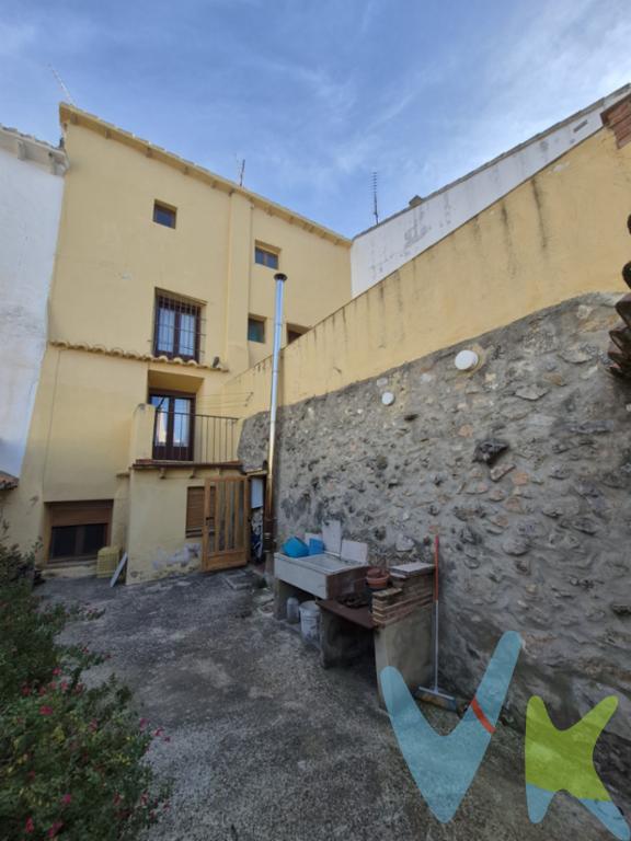 ¡Esta casa de pueblo tiene el mismo sabor que las trufas negras que le dan fama a la localidad! La entrada nos da acceso a un distribuidor que lleva a tres apartamentos independientes, y a una buhardilla. El primero se encuentra en la misma planta baja, y dispone de tres habitaciones, un baño, un aseo y una cocina con salida a un amplio patio, de unos 33m2 aproximadamente. Desde ese mismo distribuidor parte una escalera que sube a las siguientes dos plantas y a la buhardilla. Las plantas tiene una configuración similar: 85 m2 aproximadamente, con tres habitaciones, salón-comedor, baño y cocina, con la diferencia de que la primera planta tiene un pequeño balcón y en la segunda nos encontramos con una terraza. Por último, un corto tramo de escaleras nos lleva a la buhardilla, totalmente diáfana, de unos 33 m2 aproximadamente. La casa está en pleno casco urbano. Está para reformar, pero se halla en buen estado estructural y tiene los cerramientos cambiados. Tiene una magnífica ventilación cruzada que hará más agradable pasar los meses más calurosos, con ventanas que dan a las dos calles. Si  tu idea es comprar una casa para tu familia y los tuyos, en esta tendrás la oportunidad de compartir la finca y, al mismo tiempo, tener tu espacio familiar propio. Es un entorno ideal, rodeado de fuentes, espacios naturales y en las cercanías de la estación de esquí de Javalambre. Esta casa invita a vivir con otro ritmo, no dejes pasar la oportunidad de visitarla. Llámanos, y te organizaremos una visita.  *El precio del inmueble no incluye los honorarios de la agencia que ascienden al 3% del precio final del inmueble más su IVA correspondiente, ni los gastos de Notaría y Registro de la Propiedad (que están sujetos a aranceles y varían dependiendo del precio de escrituración), ni los impuestos (que en la Comunidad Valenciana varían dependiendo del precio del inmueble y de las características personales del comprador).*Este anuncio tiene carácter meramente informativo.De haber un plano, este será puramente orientativo y no vinculante. 