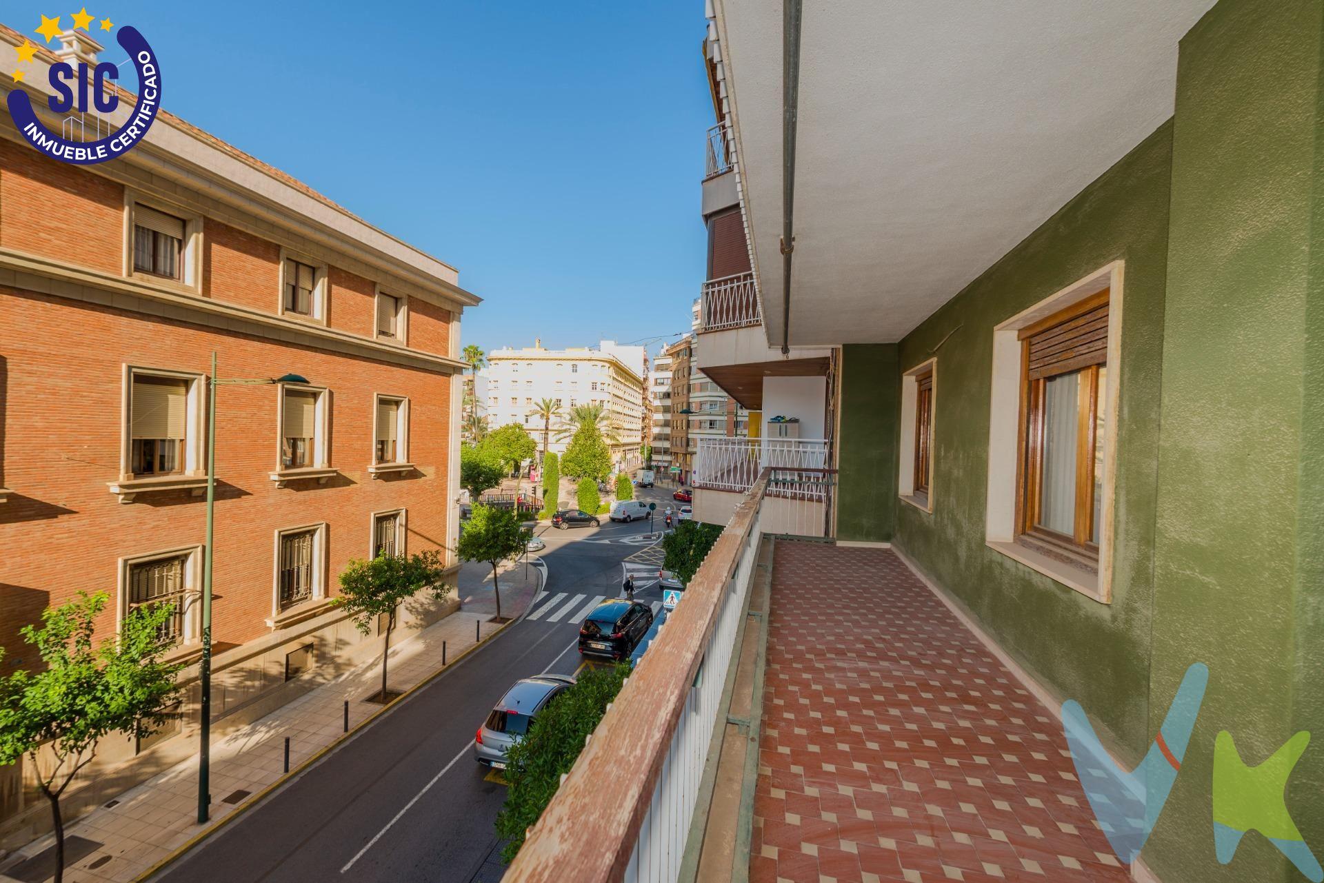 Descubre una joya inmobiliaria con alma: este amplio piso de 176 m² construidos combina una ubicación privilegiada, unas vistas despejadas y el encanto de una vivienda con personalidad propia. 🏛 Un clásico con carácter:. Ubicado en la 2ª planta de una finca señorial con ascensor, este piso conserva la solidez y amplitud de las construcciones de los años 70, ofreciendo un lienzo perfecto para diseñar el hogar de tus sueños. 🌿 Espacios que respiran:. 	•	4 dormitorios generosos. 	•	3 baños completos . 	•	Salón comedor luminoso con salida directa a una terraza orientada a la plaza. 	•	Cocina independiente con galería. 	•	Armarios empotrados. 	•	Posibilidad de plaza de garaje . ☀️ Luz, amplitud y vistas:. Una vivienda de las que ya no se hacen:  estancias amplias, circulación fluida y una terraza con vistas despejadas a una de las plazas más emblemáticas de Castellón. 🔐 Comodidad y seguridad:. Acceso con puerta blindada, buena distribución y múltiples opciones para una reforma personalizada. 💰 Precio: 250.000 €. Con posibilidad de adquirir garaje adicional. ⸻. 🔎 ¿Buscas amplitud, ubicación y una base sólida para crear un hogar a tu medida? Esta es tu oportunidad. Por mandato expreso del propietario comercializamos este inmueble mediante contrato de multi-exclusiva, por el cual numerosas agencias colaboradoras, nacionales e internacionales, ofrecen esta vivienda a sus potenciales compradores, todo ello garantizando un servicio de calidad, un trato fácil, sencillo y sin interferencias de terceros, ya que la gestión es a través de nuestra agencia. *Impuestos, gastos de compraventa tales como honorarios agencia y financiación no incluidos
