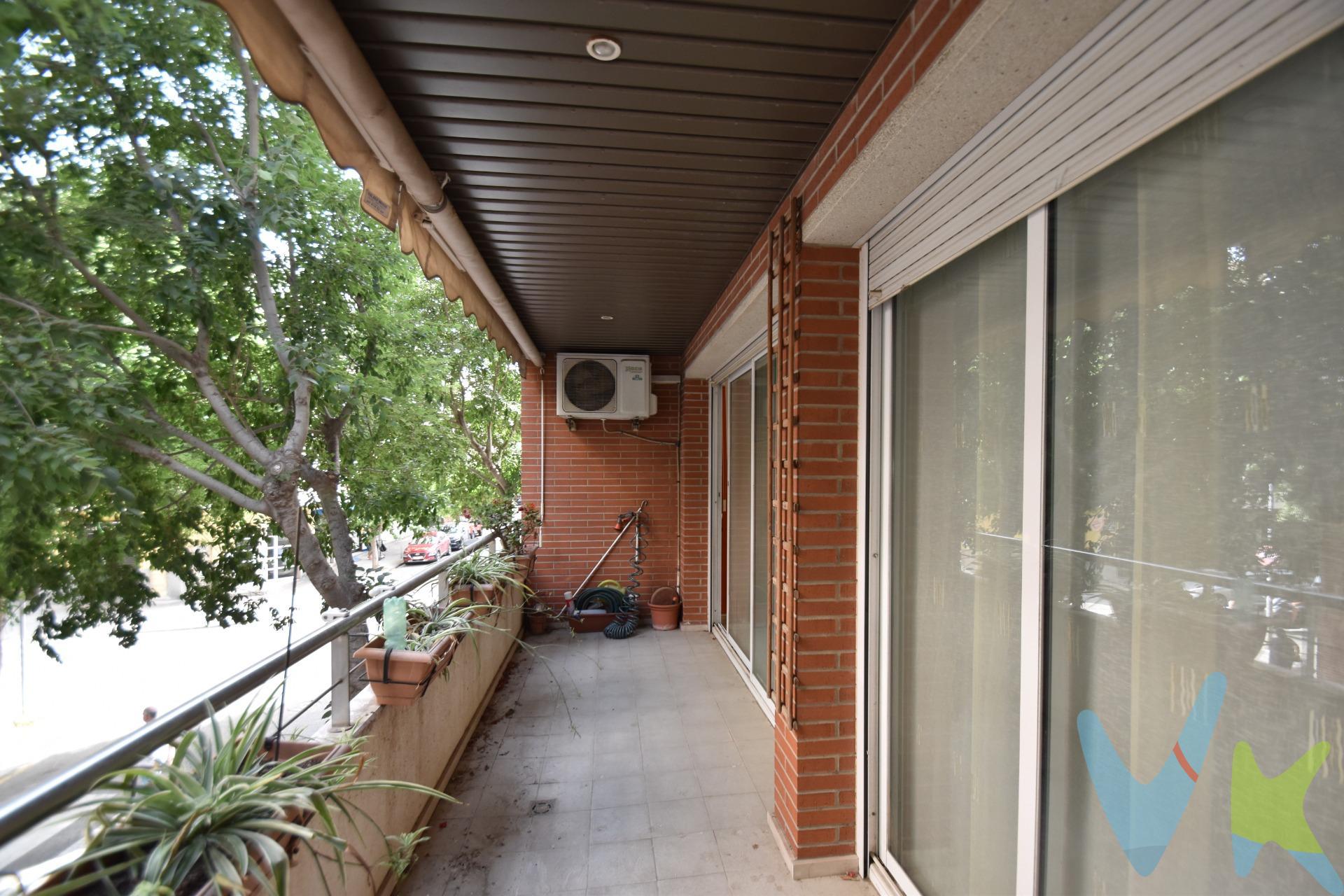 ¿Buscas espacio real, luz a todas horas y una ubicación donde ganar calidad de vida? Pocos pisos ofrecen la combinación perfecta de amplitud, orientación y tranquilidad. Este piso esquinero de 105m² útiles en la bonita zona de La Fisa es de esas viviendas pensadas para disfrutarlas en familia sin renunciar a nada. Al ser totalmente exterior y estar orientado a dos fachadas, la luz natural baña cada rincón desde la mañana hasta el atardecer. Espacio, distribución y confort diario con una amplia zona de estar con salida directa a un gran balcón, el rincón perfecto para desayunar, relajarte tras la jornada o crear una zona exterior con plantas. Cocina office espaciosa con práctico lavadero y zona de noche con 4 dormitorios exteriores (una suite) y dos baños. Situado en una primera planta con ascensor dentro de una comunidad excelente, de vecinos tranquilos y mantenimiento impecable. Olvídate de dar vueltas, incluye plaza de parking en la misma finca, con acceso cómodo y directo desde el ascensor. Vilanova i la Geltrú se ha consolidado como uno de los destinos más codiciados del Garraf. Es la combinación perfecta entre la paz del mar, una amplia oferta cultural y gastronómica, y una conexión rápida tanto con Sitges, como con Barcelona (a solo 40 minutos en tren o coche), el aeropuerto queda solo a 20 minutos.Dentro de la ciudad, La Fisa es un enclave privilegiado: una zona residencial moderna, cuidada y familiar, caracterizada por sus calles anchas, parques y ambiente apacible, pero con todos los servicios, colegios y comercios a mano sin necesidad de coger el coche. ¿Concertamos la visita? ¡Los pisos vuelan!  . Cédula habitabilidad CHB04733526001. Certificado Energético: Referencia YKSB4CCQ4 Consumo de energia G 337 Kwh/m² año Emisiones G 69 Kg CO2/m² año. El precio no incluye impuestos (ITP, IVA y AJD), ni los gastos de notario ni los de registro. 