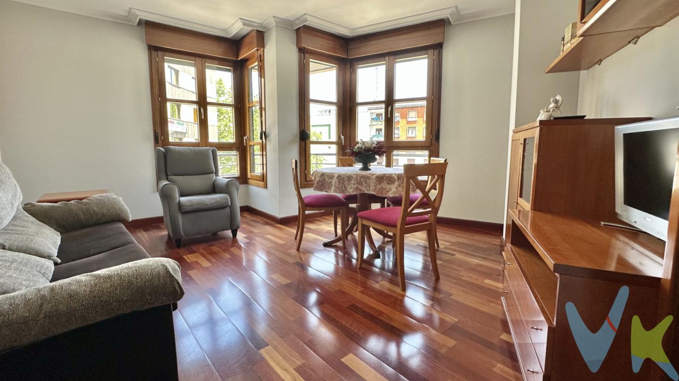 En pleno centro  de Cuatro Caminos Gijón y a tan solo 400 metros de La Playa del Arbeyal encontramos esta vivienda semi-nueva del año 2003 de 75 metros útiles.Es una segunda muy luminosa  totalmente exterior y con ascensor.Dispone de dos dormitorios, un baño completo en suite y posibilidad de un segundo baño, amplio salón panorámico, armarios empotrados, suelos de tarima, calefacción individual de gas ciudad y ventanas de aluminio climalit.Oportunidad única para quienes buscan comodidad y servicios.Gastos e impuestos no incluidos en el precio. A título orientativo, en segundas transmisiones, el comprador abonará el Impuesto sobre Transmisiones Patrimoniales (ITP). Para consultar los porcentajes del ITP en Asturias puede hacerlo a través de la web oficial de servicios tributarios del Principado de Asturias https://sede.tributasenasturias.es/sites/sede/default/es_ES/Que-quieres-hacer/Transmisiones-Patrimoniales-y-AJD. La base imponible será el mayor valor entre precio de compraventa, tasación o valor de referencia catastral. Gastos de notaría y registro aranceles variables según precio, número de copias y complejidad). El comprador escoge libremente notario. El vendedor asume, por ley, los gastos que le correspondan, salvo pacto en contrario. Si se precisa hipoteca: Tasación, condiciones y costes bancarios según entidad elegida por el comprador; así como los gastos de gestoría y cualesquiera otros inherentes a la formalización de la compraventa. De acuerdo con la ley, no se incluyen en el precio otros gastos o tributos que legalmente correspondan al comprador.Honorarios de intermediación inmobiliaria a cargo del vendedor y honorarios de mediación inmobiliaria del 2% más I.V.A. a cargo del comprador. El consumidor tiene derecho, conforme a la normativa vigente, a disponer de información y documentación adicional relativa al inmueble y condiciones de la compraventa, accesible en la sede física de la agencia en la calle Corín Tellado 1 bajo de Gijón o a través del correo electrónico info@tufincagestion.com. La agencia actúa exclusivamente como intermediaria en la operación. Cualquier compraventa y sus condiciones quedan sujetas en todo caso a la aceptación expresa del vendedor del inmueble y a la posterior formalización del correspondiente contrato. El presente anuncio tiene carácter meramente informativo; la información suministrada se corresponde con la disponible a la fecha de publicación, pudiendo variar en función de las circunstancias o actualizaciones legales, contractuales y fiscales. 