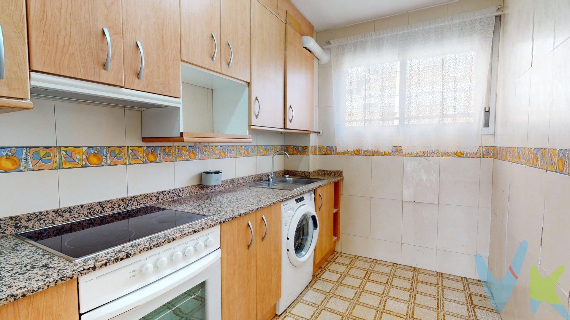 Te presentamos una vivienda con muchísimo potencial en una ubicación excelente: barrio Jesús, junto al Puente de Hierro y la Avenida Puente del Pilar, a un paso de la Ribera del Ebro y rodeada de todos los servicios: comercios, transporte, zonas verdes y colegios. El piso se sitúa en una planta alta con ascensor, con una fantástica luminosidad natural durante todo el día. Cuenta con 57 m² útiles muy bien distribuidos sin pasillo, lo que optimiza al máximo el espacio. Distribución:. 3 dormitorios. Salón independiente. Cocina con mobiliario. 1 baño. Características destacadas:. Vivienda para reformar casi por completo y personalizar a tu gusto. El baño está en buen estado. La cocina cuenta con muebles funcionales, aunque es necesario renovar el alicatado de gran parte de ella. Instalación completa de calefacción de gas (se transmite con el suministro dado de baja). Ventanas de aluminio. Suelos de gres. Edificio con ascensor. Perfecta para quien busca su primer hogar o para quienes desean una inversión segura con excelente ubicación y potencial de revalorización tras una reforma ligera. 📞 ¡No dejes pasar esta oportunidad! Contáctanos y ven a verla. ¡Te encantará lo que puedes hacer con ella!. 