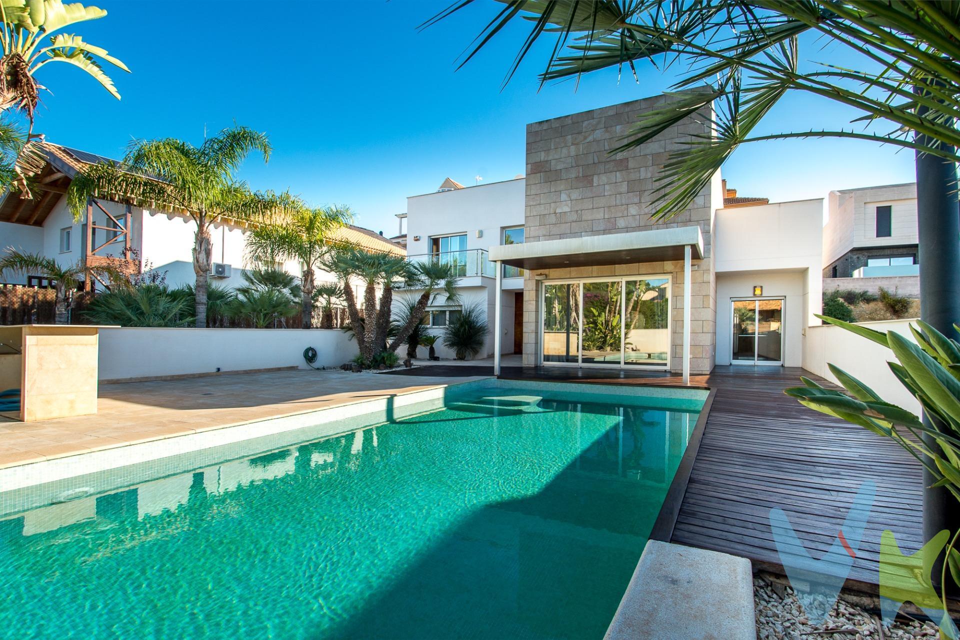 Crea el hogar que siempre has soñado e imagina despertar cada mañana con la luz del sol entrando suavemente por el patio interior y el murmullo tranquilo del jardín. Así empieza cada día en esta vivienda de diseño exclusivo en Altorreal, donde cada detalle ha sido pensado para hacerte sentir que ésta es la  casa que querías para ti y tu familia. En su parcela de 815 m², esta propiedad combina la elegancia arquitectónica con una distribución práctica y acogedora. En la planta principal, los espacios fluyen con naturalidad: cuatro dormitorios con baño propio, una cocina amplia y luminosa que inspira momentos en familia, un salón de doble altura donde la luz y el espacio conquistan, y un patio interior que respira calma y frescura y que proporciona luz natural a todas las estancias y agradable ventilación cuando se necesita. En la planta superior te espera un rincón perfecto para desconectar o inspirarte, una habitación amplia de invitados con baño y un balcón con magníficas vistas, una zona de estudio y una gran terraza pensada para entrenar, meditar o simplemente admirar el entorno. Y, cuando cae la tarde, la planta baja se convierte en tu refugio favorito: una amplia bodega con espacio de cine, un gran dormitorio con baño completo y un garaje para tres coches donde funcionalidad y amplitud no renuncian al estilo. El jardín, con su piscina rodeada de madera de teka y piedra ámbar, crea el escenario ideal para disfrutar del clima murciano entre amigos o en silencio, rodeado de una cuidada naturaleza mediterránea. Todo ello a menos de cinco minutos andando del Liceo Francés y del Club de Golf de Altorreal, en una calle muy tranquila y segura. Más que una casa, es el lugar donde se diseña una nueva forma de vivir: cómoda, luminosa y diseñada para disfrutar cada estancia y sentir que es el hogar que querías formar.  . Cuando te pongas en contacto con nosotros te informaremos te ayudaremos para que tu proceso de alquiler con nosotros se convierta en un #Calma: Estado ideal de tranquilidad que tendrás al comprar tu casa con nosotros.  . *Por último, te vamos a contar una cosa: Los propietarios han confiado en nosotros y nos han contratado en exclusiva para que les ayudemos a alquilar uno de sus bienes más preciados, su casa, su hogar. Esto para ti será una garantía ya que tendrás acceso a un servicio de calidad, un trato fácil, sencillo y sin interferencias de terceros. Por eso, te vamos a pedir un favor, habla con nosotros, no los molestes, te vamos a ayudar en caso de interés en todo el proceso y te vamos a facilitar toda la documentación e información que precises. Como ya te habíamos dicho, ¡Un servicio de calidad!.