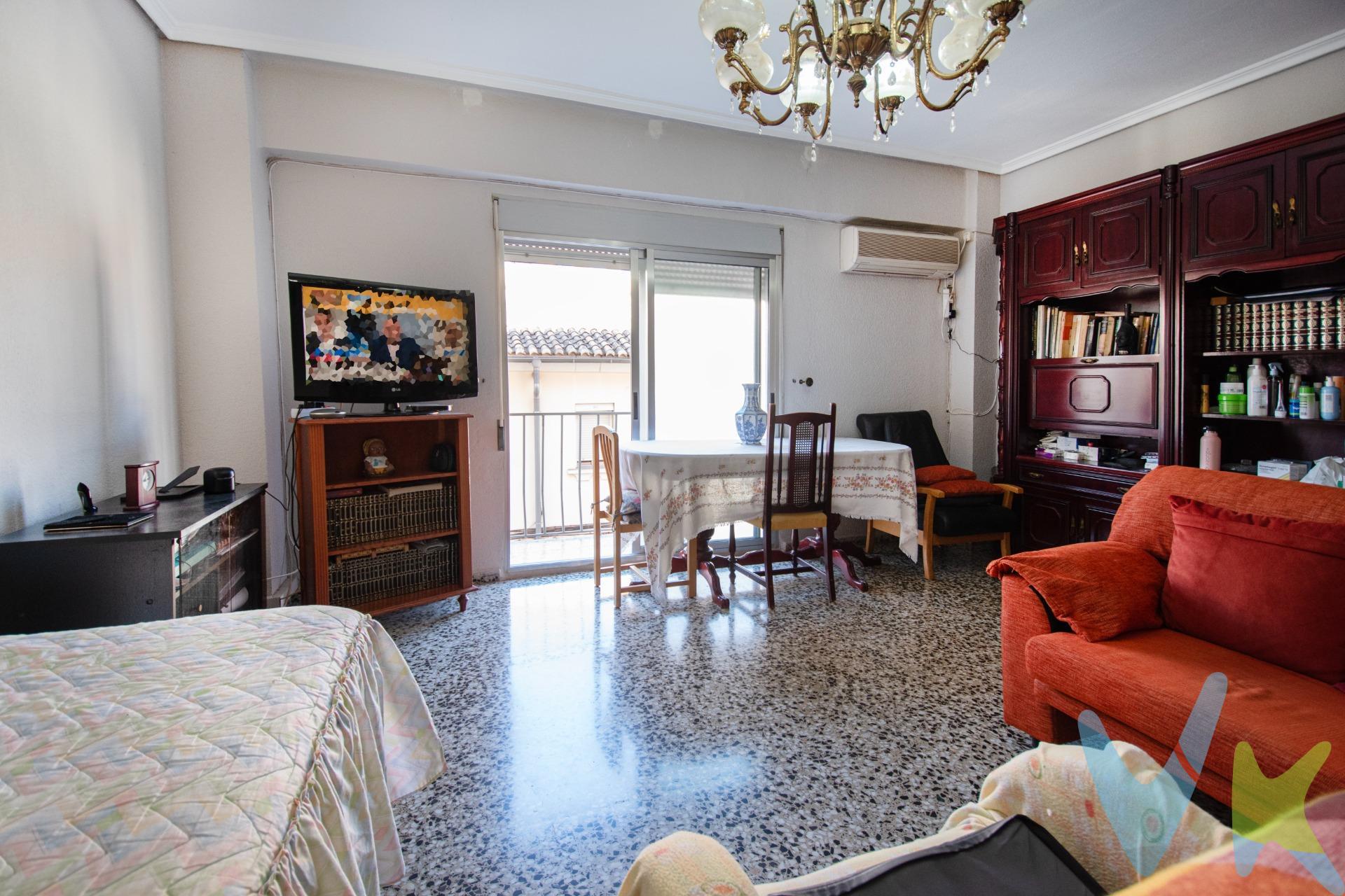 Vivienda más amplia y con mucho potencial, ideal para quienes buscan espacio y comodidad en un hogar con personalidad. Cuenta con tres habitaciones, dos de ellas dobles. Desde una de las habitaciones se accede a una agradable terracita con trastero integrado, que aporta una fantástica sensación de luz y desahogo. La cocina es especialmente grande, ya que antiguamente había cuatro habitaciones y una de ellas se incorporó a esta estancia. Hoy en día ofrece un espacio perfecto para cocinar con tranquilidad, desayunar con calma, reunirte con la familia o incluso colocar una mesa amplia sin renunciar a la zona de trabajo. Además, desde la propia cocina se accede a una segunda terraza, también con trastero integrado. La vivienda dispone de sistema de ósmosis que abastece a toda la casa. Se completa con un baño completo y un luminoso comedor con acceso directo al balcón. Cuenta con dos equipos de aire acondicionado por split, aunque apenas los necesitarás gracias a su excelente ventilación cruzada. Con el balcón orientado al norte y las habitaciones al sur, basta con abrir dos puertas para que corra un aire muy agradable durante todo el día. Si te preocupa el frío, puedes estar tranquilo, ya que prácticamente todas las ventanas son grandes, de PVC con climalit, ofreciendo un aislamiento térmico y acústico realmente eficaz. La finca dispone de ascensor, así como de rampa en el patio, lo que facilita el acceso y aporta mayor comodidad. Una vivienda espaciosa, luminosa y llena de posibilidades, lista para convertirse en tu próximo hogar. Mobiliario, vehículos y otros elementos decorativos y personales de la propiedad no incluidos. Impuestos, gastos de compraventa, intermediación y financiación no incluidos.