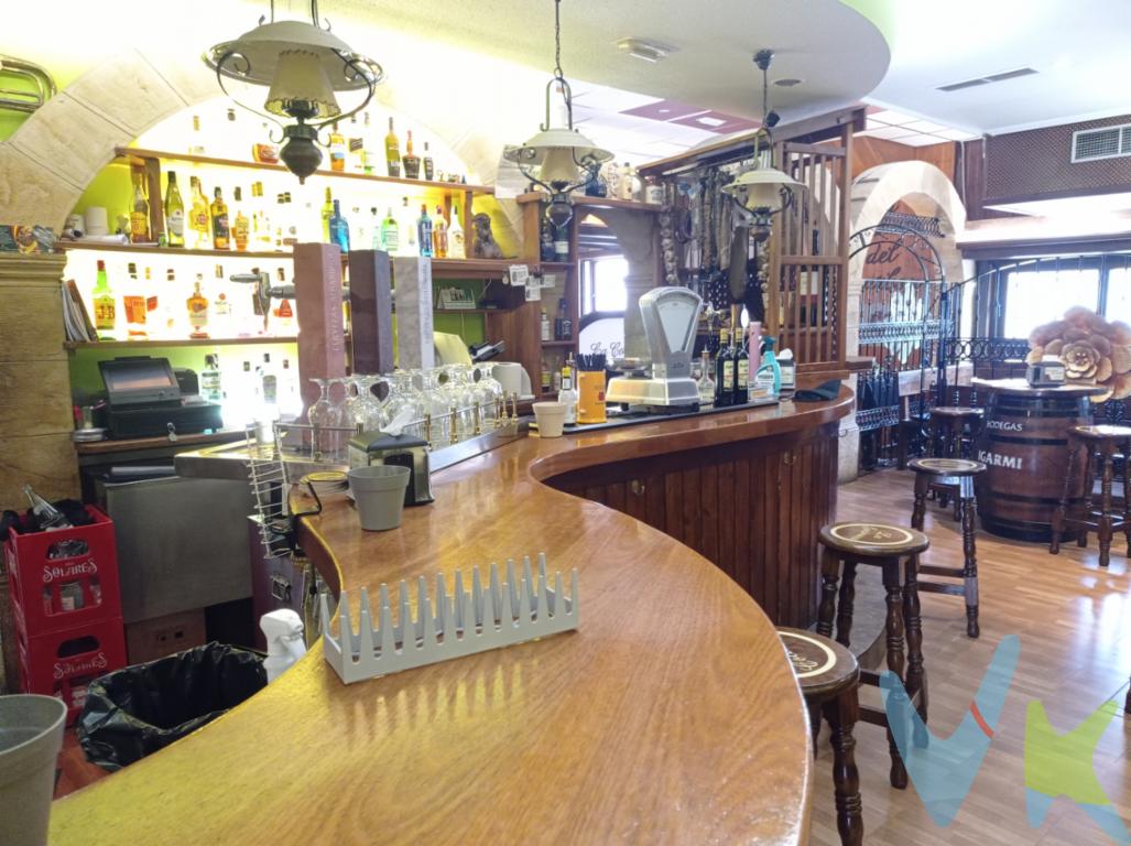Si eres un emprendedor, te gusta la hostelería y lo que quieres es tener tu propio restaurante,¡¡¡ESTA ES TU OPORTUNIDAD!!! En una ubicación privilegiada, ya que está a medio camino de Torrelavega a Santander, tenemos a la venta este restaurante bien establecido en el corazón de Renedo y que actualmente está en pleno funcionamiento y con todas las licencias y permisos requeridos en regla.Se trata de un bonito y luminoso local, con orientación Sur, de unos 175m2 y un trastero en la planta baja del edificion de 12m2, con capacidad para 45 comensales. Se distribuye en cocina totalmente equipada, cuarto de frío, cámara, despensa-almacén, dos baños, zona de barra, zona de comedor con dos ambientes diferenciados ya que el local es a doble altura y todo ello completamente instalado, acondicionado, con el mobiliario en excelente estado y decorado con ambiente de Taberna Inglesa.Cuenta con una clientela fiel, una excelente reputación y una base de clientes consolidada y una rentabilidad demostrable.¡No dejes pasar esta increíble oportunidad de invertir en un negocio rentable y con gran potencial de crecimiento!¡¡Llámanos, te informaremos detalladamente y podrás valorar la posibilidad de emprender tu propio negocio!!Gastos e Impuestos no incluidos en el precio. Compra sujeta a ITP. El comprador se hará cargo de los costes de la escritura e inscripción en el Registro de la Propiedad.Más información sobre transparencia, impuestos, gastos y condiciones de compraventa en nuestra web www.activanorte.com 