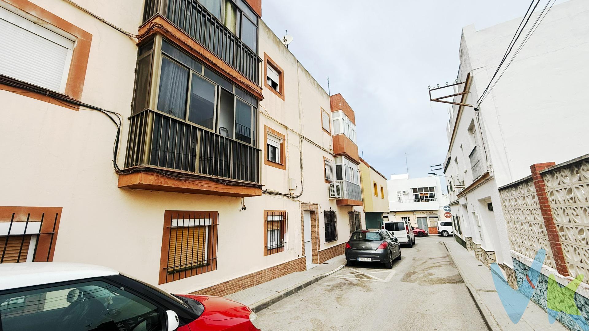 ¿Buscas una vivienda cómoda, bien ubicada y lista para entrar a vivir? Esta es tu oportunidad. Te presentamos este piso reformado situado en Avenida de la Libertad, una de las zonas más prácticas y demandadas de Chiclana, a escasos minutos del centro y rodeada de comercios, supermercados, colegios y todo tipo de servicios. La vivienda se encuentra en segunda planta sin ascensor y dispone de azotea comunitaria. Destaca por su buena distribución y buenas calidades. 🔹 Distribución:. 	•	Amplio salón. 	•	Cocina amueblada. 	•	2 dormitorios. 	•	Baño completo. Ideal tanto como primera vivienda como para inversión, gracias a su ubicación estratégica y su estado, sin necesidad de realizar reformas. Informamos a nuestros clientes de que los gastos de Notaría, Gestoría, Impuestos y los honorarios de la agencia no están incluidos en el precio. A su vez, disponemos del Documento Informativo Abreviado de la propiedad (Según Decreto 218/2005, del 11 de Octubre) y de Seguro de Caución, para la protección del dinero entregado como señal para la Reserva de una vivienda.
