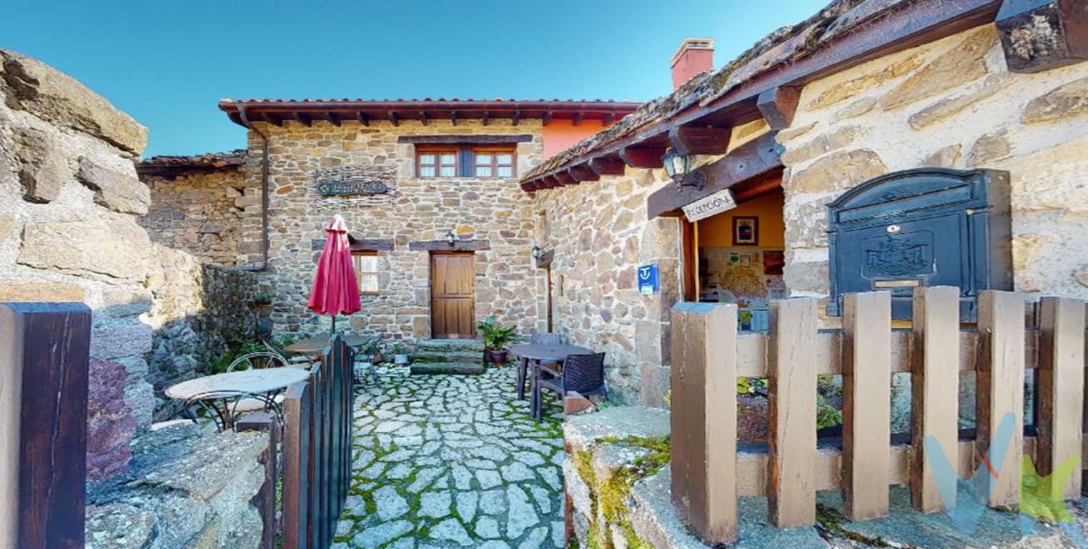  Apartamentos rurales en el bello pueblo de Bueres
Arquitectura tradicional de la montaña Asturiana convertida en un negocio con encanto
En la tradicional aldea de Bueres, en pleno corazón del Parque Natural de Redes, Reserva de la Biosfera, una típica construcción rural asturiana de piedra y madera, se dispone a cambiar de propietarios.
¿Seréis vosotros qué albergáis el sueño de cambiar la vida urbana por un proyecto que os vincule de manera diaria a la naturaleza, a esa vida de pueblo que recuerdáis de los veranos de la niñez, o quizás, el recuerdo amable de esos hoteles rurales y ese sentir de bienestar de sus propietarios en su sonrisa de cada mañana? 
El conjunto de apartamentos rurales en venta en Bueres, Caso, Asturias es eso, es sentirte proveedor de vida saludable, es acoger a viajeros de naturaleza y aldea que desean descansar y disfrutar de la tranquilidad de tu forma de vida. Es sentir su abrazo agradecido y feliz cuando ese despiden y prometen volver.
Veamos como se distribuye el alojamiento rural
Son cuatro apartamentos con entradas independientes, zona de recepción y una antojada cerrada con mobiliario de jardín, que da acceso a los apartamentos Castaño y Acebo, siendo zona de uso común de todos los apartamentos, orientada al sur y bellas vistas
Apartamento Castaño
38 m2

Planta única
 Una zona común con cocina, comedor y salón con chimenea
 Dormitorio doble 
 Baño completo 

Apartamento Acebo
42 m2

Planta baja
 Una zona común con cocina, comedor y salón con chimenea
1ª Planta
 Dormitorio doble 
 Baño completo 


Los apartamentos Faya y Roble tienen entrada independiente por las dos fachadas restantes de la casa
Apartamento Faya
38 m2

Planta única
 Una zona común con cocina, comedor y salón con chimenea
 Dormitorio doble 
 Baño completo 

Apartamento Roble
45 m2

Planta baja
 Una zona común con cocina, comedor y salón con chimenea
1ª Planta
 Dormitorio doble 
 Baño completo 


El uso de madera en el interior de los apartamentos crea un ambiente rústico, sereno, cálido y acogedor.
El equipamiento de la cocina está cuidado y ofrece todo lo necesario para pasar una cómoda estancia.
Los baños son amplios, cuidados y funcionales
Los sofás de los salones se hacen camas haciendo de los apartamentos una versión más versátil para tus clientes.
Bueres, un tranquilo pueblo en el corazón del Concejo de Caso, de vida rural, donde el tiempo se detiene entre charlas de vecinos, mañanas de huertas al sol y quehaceres hogareños al amor de la lumbre 
El municipio de Caso es uno de los concejos con más personalidad del Principado de Asturias. Conocer este concejo y sus gentes no te dejará indiferente. El tener un queso propio con denominación de origen, el queso Casín, y una raza vacuna autóctona, la casina, hacen único a este municipio. En pleno corazón de Asturias, a una hora escasa del mar y de la capital del Principado, este sitio mágico te espera. Vivir en Caso y sus pueblos es todo un lujo y está al alcance de todos. Si sueñas con una vida saludable, y ecológica,  donde poder vivir de forma saludable, donde criar a tus hijos en un entorno natural, o donde preparar tu jubilación, este hotel con encanto te está esperando. No dejes escapar la oportunidad de vivir y trabajar en un entorno único y ecológico.  Este negocio es para ti, y nosotros te ayudamos a conseguirlo.

El precio de la propiedad no incluye los gastos de impuesto de transmisiones patrimoniales, notariales ni de registro