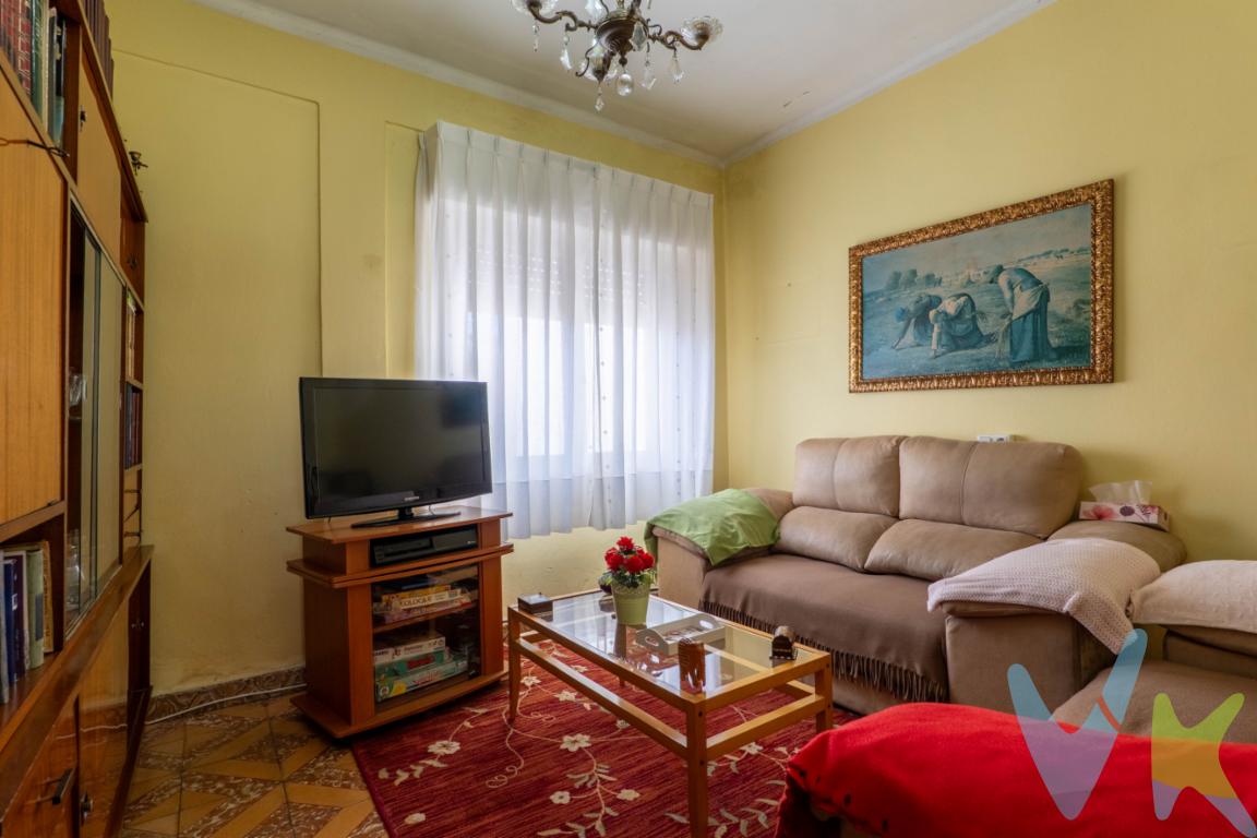 Presentamos esta vivienda situada en calle Fray Ceferino González, en una cuarta planta sin ascensor, ubicada en uno de los barrios más consolidados y con mayor estabilidad de Gijón.  La propiedad se distribuye en dos dormitorios, salón, cocina independiente y baño, con una configuración funcional y potencial de actualización integral, lo que permite adaptar el inmueble a estándares actuales en el futuro.  El inmueble se encuentra arrendado en régimen de renta antigua, lo que implica:   Imposibilidad de realizar visitas interiores en el momento actual    Enfoque de la operación hacia un perfil inversor.El edificio se encuentra en buen estado de conservación, sin obras pendientes, y cuenta con el Informe de Evaluación del Edificio (IEE) favorable realizado en 2018, aportando estabilidad y tranquilidad a la inversión. La vivienda se encuentra para reformar, lo que representa una oportunidad para su revalorización futura una vez se disponga de la posesión del inmueble.  Ubicada en El Llano, una de las zonas más demandadas de Gijón, caracterizada por su:   Excelente nivel de servicios y equipamientos    Amplia oferta comercial y de proximidad    Muy buena conexión con el centro de la ciudad    Alta demanda sostenida tanto en mercado de alquiler como de compraventa. A escasos minutos del antiguo Centro Comercial Pryca (Carrefour), enclave clave dentro del barrio y punto de referencia en la actividad diaria.El Llano destaca por su estabilidad y liquidez inmobiliaria, consolidándose como una de las áreas más seguras para inversión en la ciudad.Una oportunidad orientada a inversores que valoran activos con recorrido, ubicados en entornos consolidados y con potencial de revalorización a largo plazo.  Se informa a los interesados que el precio de venta indicado no comprende los honorarios al comprador de la agencia inmobiliaria, el Impuesto de Transmisiones Patrimoniales (ITP) ni los gastos asociados a la compraventa (notaría, registro de la propiedad y otros.