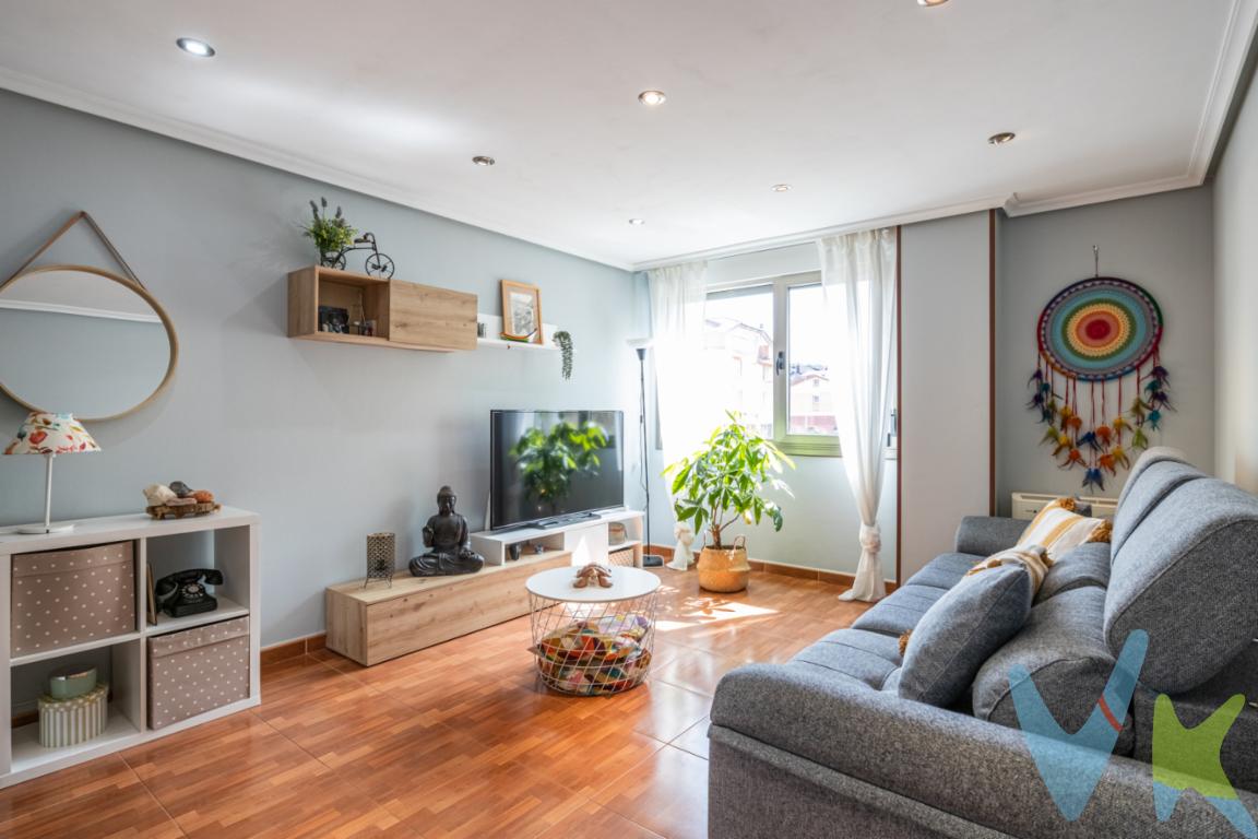 Impresionante piso dúplex situado en Candás, preciosa villa marinera capital del concejo de Carreño. Con una ubicación inmejorable, este inmueble se sitúa en la primera planta de un edificio moderno construido en 2005.El piso cuenta con 73 metros útiles y 88 construidos y proporcionan un amplio espacio para disfrutar de una vida confortable en una de las zonas más atractivas de la región.Está Ubicado en un entorno tranquilo pero muy bien comunicado y cuenta con acceso fácil y rápido a cercanías (a tan solo 3 minutos andando) y al bus, facilitando una rápida conexión con Gijón, Oviedo y Avilés. Asimismo, podrás disfrutar de la cercanía de todos los servicios esenciales: supermercado justo enfrente y centro urbano a tan solo diez minutos andando.El inmueble está totalmente amueblado con electrodomésticos, por lo que no tendrás que preocuparte por nada más que por traer tus pertenencias personales. Gracias a su diseño dúplex, el piso ofrece una distribución innovadora y práctica:En la planta principal, encontrarás un acogedor salón que destaca por su iluminación natural, ideal para disfrutar de momentos de relax o recibir visitas, La cocina, equipada con los principales electrodomésticos y un baño con ducha.La segunda planta cuenta con dos habitaciones y otro baño con ducha. Las estancias son amplias y luminosas, garantizando un ambiente acogedor donde podrás descansar.El edificio dispone de ascensor, facilitando el acceso a la vivienda sin esfuerzo. Además, cuenta con una plaza de garaje, una ventaja inestimable que te asegurará no tener que preocuparte por el estacionamiento.Este piso es una joya que combina la tranquilidad de Candás con la comodidad de tener excelentes conexiones de transporte. Aprovecha esta oportunidad para disfrutar de una vida cómoda y relajada en una propiedad que lo tiene todo. La proximidad a los principales medios de transporte asegura que estarás bien conectado con el entorno, sin dejar de disfrutar de la serenidad de un barrio tranquilo.No dejes pasar esta ocasión única de adquirir un piso dúplex en perfecto estado.La vivienda está lista para recibir a sus nuevos propietarios y ofrecerles un entorno ideal donde vivir momentos inolvidables.Si buscas una propiedad que combine estilo, comodidad y ubicación, este dúplex en Candás es tu mejor opción. No dudes en contactarnos para obtener más información y concertar una visita. Estamos seguros de que este piso cumplirá con todas tus expectativas y más. ¡Anímate a conocer tu futuro hogar!