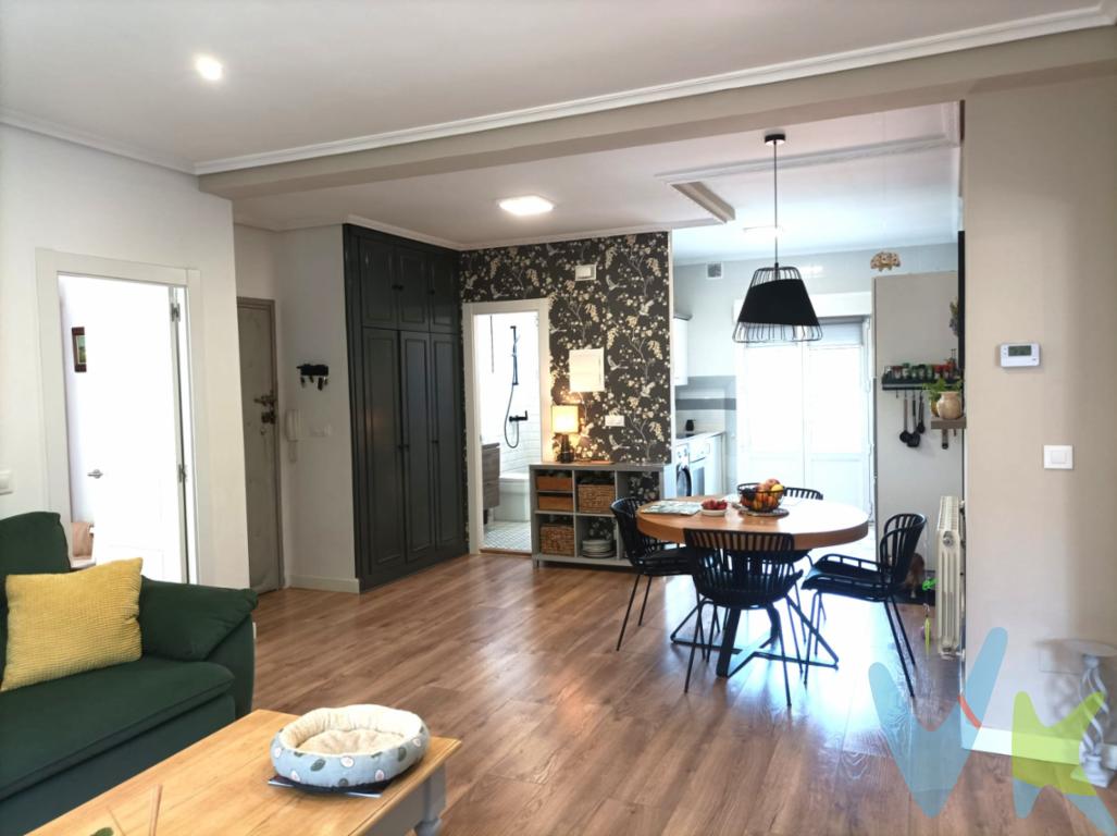 Te hablo de tú a tú, directo y sin rodeos: esta vivienda en Barreda es una auténtica joya y está lista para que sea tu hogar ya.Olvídate de reformas eternas y dolores de cabeza, ya que todo el trabajo está hecho.La reforma ha sido integral: fontanería, electricidad, suelos, ventanas..; todo es nuevo, moderno y con acabados de calidad, por lo que sólo tendrás que traer tus objetos personales para entrar a vivir.Se trata de un piso con muy buena orientación, con espacios optimizados, abiertos y pensados para el estilo de vida moderna y actual, de esos que te cambian el humor nada más empezar la mañana.Además, se encuentra en una ubicación estratégica, ya que está a un paso de Torrelavega, y al lado de la Autovía que te conecta con Santander y resto de direcciones.Tiene a un paso todos los servicios, entre los que se encuentra la parada de autobús.No dudes en ponerte en contacto con nosotros, y no te arrepentirás.Honorarios al comprador: 1.500 + IVA por gestión de venta.Gastos e Impuestos no incluidos en el precio. Compra sujeta a ITP. El comprador se hará cargo de los costes de la escritura e inscripción en el Registro de la Propiedad.\"Más información sobre transparencia, impuestos, gastos y condiciones de compraventa en nuestra web www.activanorte.com\"