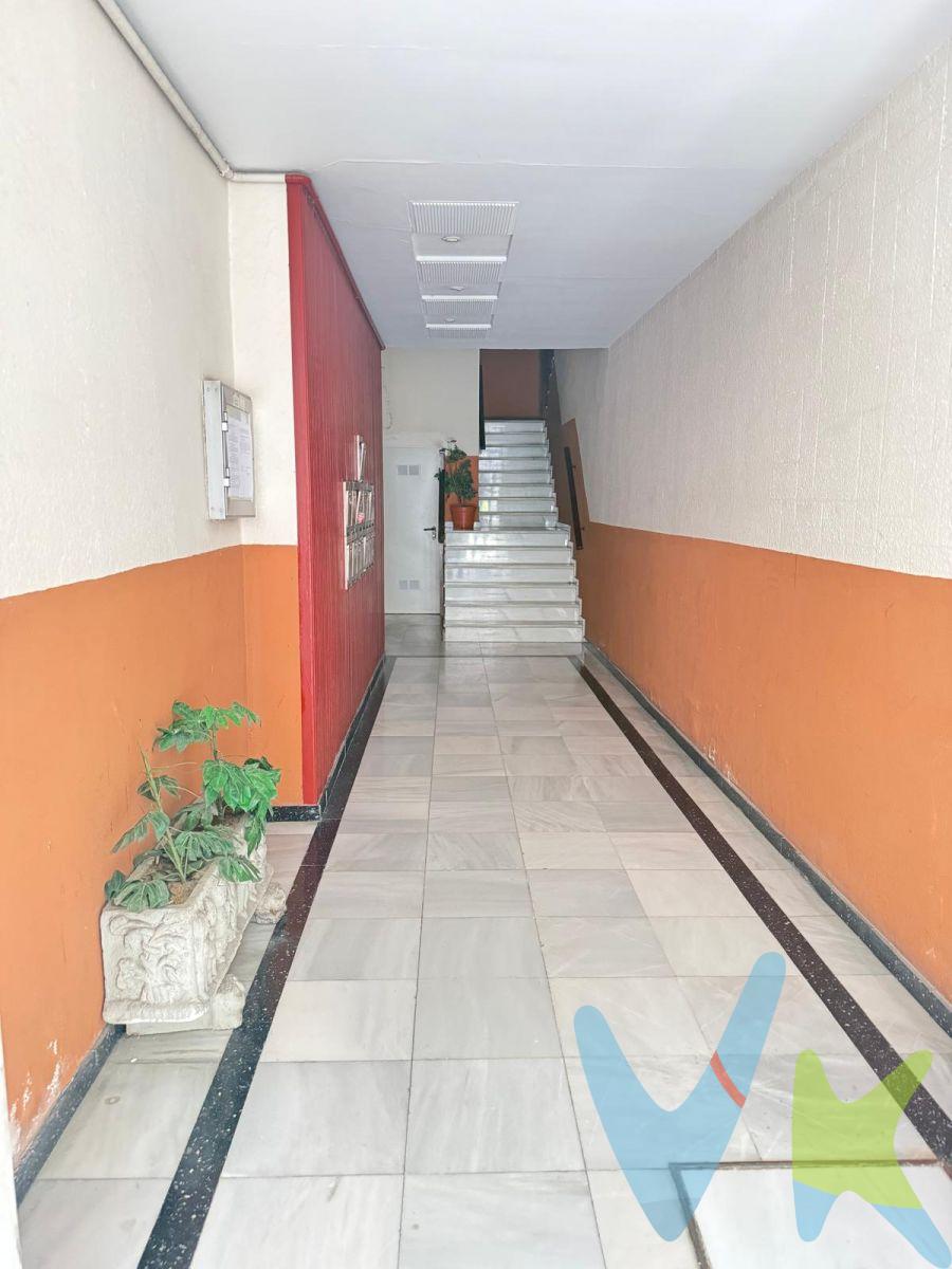 PRECIO DE VENTA: [214.900+GASTOS] . OPORTUNIDAD IRREPETIBLE. Vivienda en segunda planta con terraza, situada en una zona con alta demanda de alquiler, lo que la convierte en una excelente oportunidad para inversores que buscan una propiedad con buena proyección de rentabilidad. La vivienda dispone de 3 habitaciones, 1 baño, salón, cocina y terraza, un espacio muy valorado que aumenta el atractivo para futuros inquilinos. La distribución es cómoda y funcional, ideal tanto para alquiler familiar como para otros perfiles de arrendatarios. Por su ubicación y características, ofrece muy buen potencial de rentabilidad, ya sea para alquilar desde el primer momento o tras una pequeña actualización que permita incrementar aún más su valor. Una inversión interesante en una zona con movimiento y demanda constante de vivienda. Si estás buscando una propiedad para invertir con buenas perspectivas, no dudes en contactarme para más información o para concertar una visita. En cumplimiento de las obligaciones de información previstas en la Ley 10/2025, de 28 de diciembre, de servicios de atención a la clientela y transparencia, así como en la normativa sectorial vigente, se hace constar que el precio indicado no incluye los gastos e impuestos inherentes a la adquisición, los cuales se desglosan a continuación:. •	Impuesto sobre Transmisiones Patrimoniales (ITP): Se aplicará el tipo impositivo vigente en la Comunidad Autónoma de Andalucía, generalmente el 7% ( 15.043 euros ), sin perjuicio de tipos reducidos del 3,5%, 1,2% o 1% aplicables según las circunstancias personales del comprador o las características del inmueble). El impuesto se devenga sobre el Valor de Referencia de Catastro o el precio de venta, aquel que resulte superior. •	Gastos de Notaría: Los honorarios notariales se calcularán conforme al arancel oficial regulado en el Anexo I, del Real Decreto 1426/1989, de 17 de noviembre, por el que se aprueba el arancel Notarial. •	Gastos de Registro: La inscripción en el Registro de la Propiedad se facturará según el arancel oficial establecido en el ANEXO I, del Real Decreto 1427/1989, de 17 de noviembre, por el que se aprueba el arancel Notarial. •	Gastos de Gestión (Gestoría): Los honorarios por la tramitación administrativa, liquidación de impuestos e inscripción registral ascienden aproximadamente a [545] € (IVA incluido). •	Honorarios Agencia del Vendedor: incluidos en el PVP. •	Honorarios Agencia del comprador: La agencia prestará los servicios de información, asesoramiento y acompañamiento previstos en el Encargo de Servicios y en el D.I.A. Si solicita servicios adicionales o personalizados, sus honorarios serán informados previamente, de forma individualizada y por escrito, conforme a la libertad de pactos y a la normativa vigente. NO VINCULADOS AL PRECIO DE COMPRA. Para una información exhaustiva sobre el funcionamiento, tipos impositivos y bonificaciones del ITP en Andalucía, puede consultar el portal oficial de la Agencia Tributaria de la Junta de Andalucía en el siguiente enlace:. https://www.juntadeandalucia.es/organismos/economiahaciendayfondoseuropeos/areas/tributos-juego/tributos/paginas/impuestos-cedidos-transmisiones.html; . Documento D. I. A. a disposición del consumidor según Decreto 218/2005 Junta de. Andalucía.