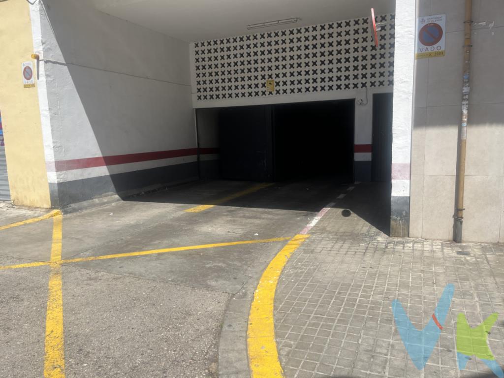 ¡Gran oportunidad! Se vende plaza de garaje de excelente tamaño y fácil acceso en una ubicación privilegiada. Este espacio es ideal tanto para uso personal como para inversión. Destacan las siguientes características:Facilidad de acceso: La plaza está situada en una zona de fácil maniobra, lo que permite entrar y salir sin complicaciones.Amplitud: Cuenta con un tamaño generoso, apto para vehículos grandes y que proporciona comodidad para aparcar.Bajos costes: Los gastos de IBI y de comunidad son sorprendentemente bajos, lo que la convierte en una opción económica y rentable.No pierdas esta oportunidad de adquirir una plaza de garaje que ofrece comodidad, seguridad y ahorro. ¡Contáctanos para más información y para agendar una visita!Agencia Registrada con el Nº 89 en el Registro Obligatorio de Agentes Inmobiliarios de la Comunitat Valenciana. Puede consultar en la web de la GVA:https://habitatge.gva.es/es/registres-en-materia-habitatge La oferta está sujeta a cambios de precio o retirada del mercado sin previo aviso. Este anuncio en su conjunto, incluyendo textos, fotos, imágenes o cualquier otro contenido del mismo, no es vinculante dado que la información es ofrecida por terceros y puede contener errores. Se muestra a título informativo y no contractual. El precio no incluye lo siguiente: Honorarios de la agencia inmobiliaria, impuestos (IVA, ITP) y otros gastos de la Compraventa (notaria, gestoría y registro). Por mandato expreso del propietario, comercializamos este inmueble en exclusiva, lo que le garantiza el acceso a toda la información, a un servicio de calidad, un trato fácil, sencillo y sin interferencias de terceros. Por este motivo, se ruega no molestar al propietario, a los ocupantes de la propiedad o a los vecinos. Muchas gracias por su comprensión. Si usted es agente inmobiliario y tiene un cliente para este inmueble, llámenos: estaremos encantados de colaborar.