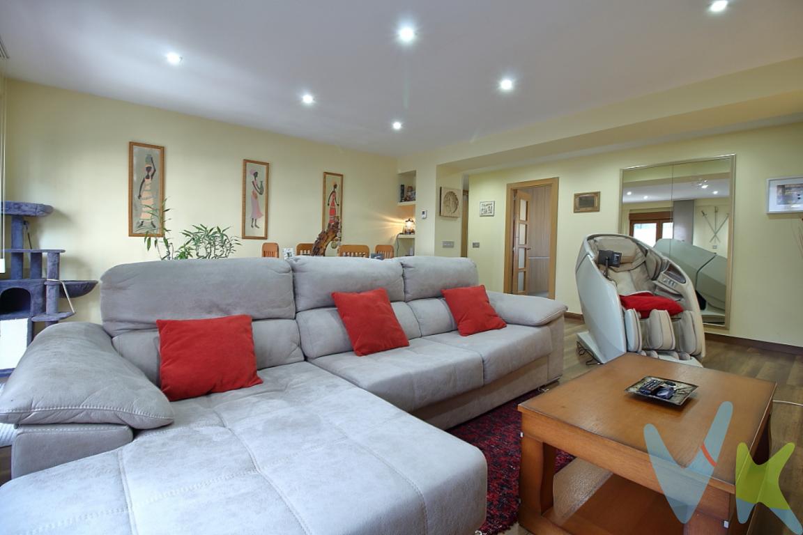 ¡Descubra su nuevo hogar en el corazón de La Arena, uno de los barrios más codiciados de Gijón! Este espacioso piso está disponible para la venta y ofrece una oportunidad inigualable para aquellos que buscan un hogar cómodo y bien ubicado. Con un total de 159 metros cuadrados construidos y 131 metros útiles, este amplio inmueble es perfecto para familias numerosas o aquellos que simplemente disfrutan de un ambiente espacioso.Son dos pisos unidos, con reforma del año 2017. Se compraron dos viviendas y se unieron con una reforma total en el año 2017. Paga muy poca comunidad, 45EUR por piso. Y no se esperan derramas por fachada ni elementos comunes.Y mantiene la posibilidad de separar las viviendas el dia de mañana.Ubicado en la tercera planta de un edificio de 1967, este piso combina lo mejor del estilo clásico con todas las comodidades modernas. El edificio dispone de ascensor, lo que garantiza un acceso fácil y sin esfuerzo a su hogar. Desde el momento en que ponga un pie en su nuevo espacio, experimentará la comodidad y el confort que solo un piso bien situado y bien mantenido puede proporcionar.Su distribucion es inmejorable con un salon comedor de 31 metros con vistas a la calle ezcurdia y salida a un balcon, cocina de 21 metros cuadrados con mucho almacenamiento y todos los electrodomesticos con dos tendederos, 4 habitaciones dobles, con armarios empotrados, y con habitacion principal con vestidor de 8 metros cuadrados y baño completo con bañera en suite. Ademas dispone de aseo y otro cuarto de baño completo con ducha. Dispone de gran almacenamiento con un total de 4 armarios empotrados mas un vestidor con tamaño de habitacion de 8 metros y con ventana.La vivienda cuenta con cuatro habitaciones luminosas, cada una de ellas diseñada para ofrecer el máximo confort y adaptabilidad a sus necesidades. Ya sea que necesite espacio extra para oficinas personales, habitaciones infantiles, o simplemente desee un par de cuartos de invitados, este piso le brinda la flexibilidad que busca. Cada habitación es un refugio en sí mismo, pensado para ofrecer descanso y tranquilidad.Una de las características destacadas de esta propiedad es su completa amueblada. Incluye electrodomésticos de alta calidad que asegurarán que sus tareas diarias se realicen con la máxima eficiencia. Podrá mudarse sin preocuparse por la compra de muebles o aparatos, ya que todo lo necesario para una vida cómoda ya está presente. El piso está listo para que comience a disfrutarlo desde el primer día.El entorno también está lleno de tiendas, cafeterías, y restaurantes, brindándole una gran variedad de opciones para disfrutar en su tiempo libre. Además, la cercanía a parques y playas hace que este piso sea ideal para aquellos que disfrutan de actividades al aire libre y el contacto con la naturaleza. Podrá pasear tranquilamente por el barrio y aprovechar todos los servicios que ofrece sin necesidad de utilizar el coche.Contáctenos hoy mismo para obtener más información y agendar una visita. Estamos seguros de que este piso superará sus expectativas y será el lugar donde podrá comenzar un nuevo capítulo lleno de memorias inolvidables. ¡Esperamos poder darle la bienvenida a su futura casa en Gijón!Gastos e impuestos no incluidos en el precio. A título orientativo, en segundas transmisiones, el comprador abonará el Impuesto sobre Transmisiones Patrimoniales (ITP). Para consultar los porcentajes del ITP en Asturias puede hacerlo a través de la web oficial de servicios tributarios del Principado de Asturias https://sede.tributasenasturias.es/sites/sede/default/es_ES/Que-quieres-hacer/Transmisiones-Patrimoniales-y-AJD. La base imponible será el mayor valor entre precio de compraventa, tasación o valor de referencia catastral. Gastos de notaría y registro según aranceles variables según precio, número de copias y complejidad.El comprador escoge libremente notario. El vendedor asume la plusvalía y el resto de gastos son del comprador. Si se precisa hipoteca: Tasación, condiciones y costes bancarios según entidad elegida por el comprador; así como los gastos de gestoría y cualesquiera otros inherentes a la formalización de la compraventa. De acuerdo con la ley, no se incluyen en el precio otros gastos o tributos que legalmente correspondan al comprador. Honorarios de intermediación inmobiliaria a cargo del vendedor y honorarios de mediación inmobiliaria del 2% más I.V.A. a cargo del comprador.El consumidor tiene derecho, conforme a la normativa vigente, a disponer de información y documentación adicional relativa al inmueble y condiciones de la compraventa, accesible en la sede física de la Agencia Domingo en Avenida Hermanos Felgueroso 1 o Marqués de casa Valdés 7 bajo, de Gijón, o a través del correo electrónico info@agenciadomingo.com. La agencia actúa exclusivamente como intermediaria en la operación. Cualquier compraventa y sus condiciones quedan sujetas en todo caso a la aceptación expresa del vendedor del inmueble y a la posterior formalización del correspondiente contrato. El presente anuncio tiene carácter meramente informativo; la información suministrada se corresponde con la disponible a la fecha de publicación, pudiendo variar en función de las circunstancias o actualizaciones legales, contractuales y fiscales.