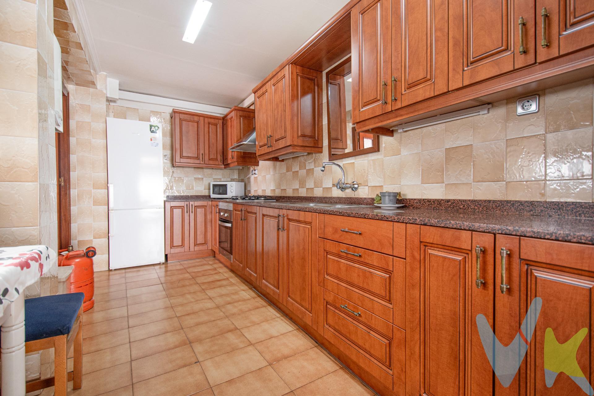 Hay viviendas que simplemente cumplen… y otras que tienen ese algo especial que cuesta encontrar. En plena Avenida al Vedat, en la zona alta de Torrent, se encuentra esta amplia vivienda de 4 habitaciones, 3 de ellas dobles, perfecta para quienes valoran el espacio, la luz y las posibilidades de crear un verdadero hogar. Porque sí… encontrar una terraza privada de unos 15 m², íntima, soleada y sin vecinos observando, es hoy un auténtico lujo. El corazón de la casa es su enorme cocina, un lugar donde imaginar desayunos eternos, comidas familiares y conversaciones interminables. Desde ella accedes a una acogedora antesala que conecta con una habitación y, finalmente, con la joya de la vivienda: una espectacular terraza donde el tiempo parece detenerse.☀️ Sol, privacidad y tranquilidad en pleno centro urbano. Un rincón perfecto para desconectar, leer, cenar al aire libre o disfrutar de las noches de verano sin miradas indiscretas. Además, la terraza cuenta con 2 prácticos trasteros integrados, perfectos para ganar espacio de almacenamiento sin renunciar a amplitud exterior. La vivienda conserva su esencia original, ofreciendo la posibilidad de actualizarla poco a poco y convertirla en una casa totalmente personalizada, manteniendo mientras tanto toda la comodidad para el día a día. Dispone de 1 baño y ventanas combinadas de Climalit y aluminio. Y si la vivienda enamora, la ubicación termina de convencer: situada en una de las zonas más demandadas de Torrent, rodeada de supermercados como Mercadona, comercios, colegios, cafeterías y todo tipo de servicios. La estación de metro Torrent Avinguda se encuentra a aproximadamente 450 metros, facilitando una conexión rápida con Valencia, además de contar con salida cómoda y directa hacia la capital. (). Una vivienda amplia, luminosa y con una terraza que marca la diferencia. Una vivienda que puede convertirse en el hogar que estabas esperando, y si te ha hecho imaginarte viviendo aquí, ya tienes la respuesta. Mobiliario, vehículos y otros elementos decorativos y personales de la propiedad no incluidos. Impuestos, gastos de compraventa, intermediación y financiación no incluidos.