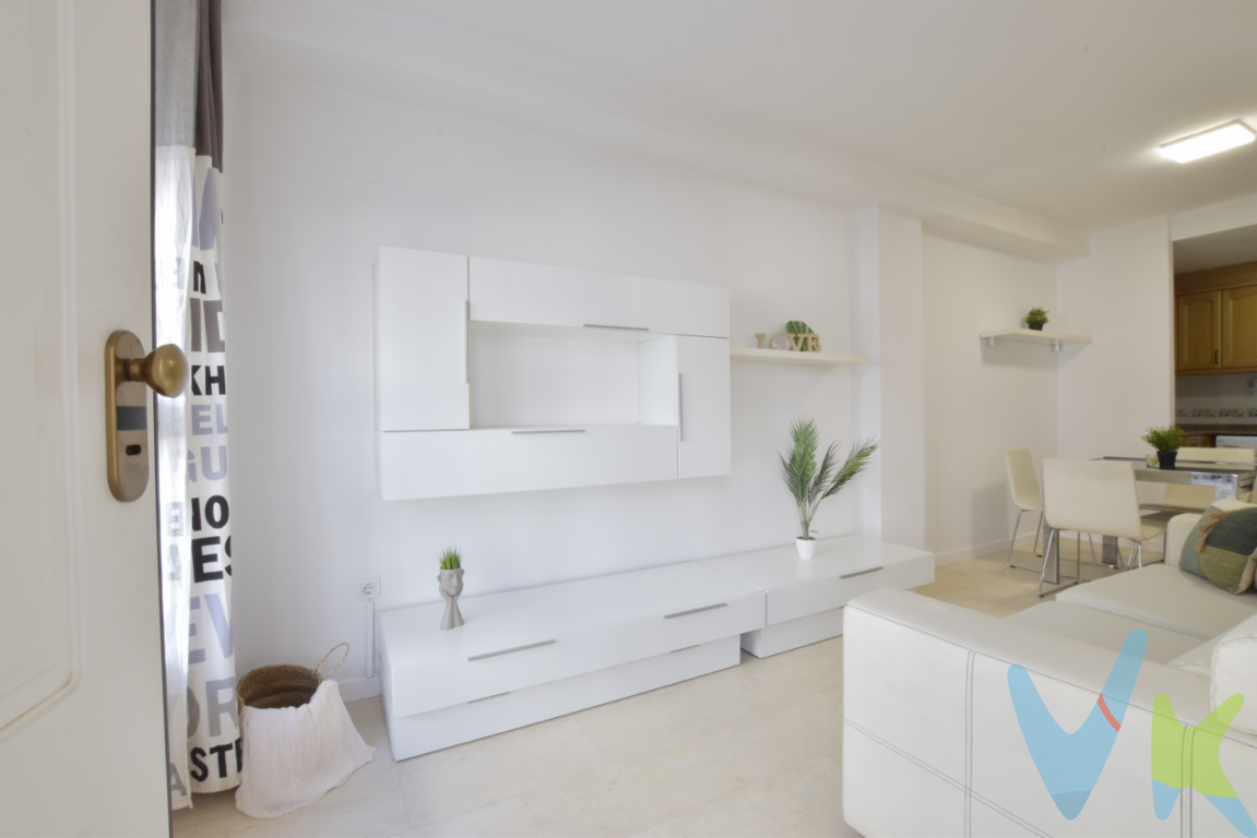 ¿Quieres independizarte y buscas un estudio? Te proponemos una planta baja de una habitación, totalmente amueblada y con electrodomésticos en Rafelbunyol. Lo mejor, la entrada directa desde la calle, aportando independencia y comodidad. La vivienda está en un edificio que dispone de piscina y situada en una zona cerca del parque \"La Senyera\", donde poder disfrutar de paseos o tomar un café en el restaurante del parque. Además de vivir muy próximo de todos los servicios necesarios para hacerte la vida más cómoda, comercios, centro de salud, casa de la música, auditorio... A diez minutos andando de la estación del metro, L3, dirección Valencia a unos 20 minutos y la plaza se encuentra a 5 km. No lo dudes más, llámanos y visita esta vivienda si lo que quieres es comenzar un nuevo estilo de vida. Además en el edificio junto a la piscina hay un SPA que incluye sauna, baño turco, ducha tailandesa y gimnasio, actualmente en reformas, a partir del verano podrás disfrutar de estos servicios extra. Incluye garaje y trastero. Estaremos encantados de ayudarte en esta nueva etapa si necesitas financiación, decoración o conocer ubicación de los servicios que te ofrece vivir en l´Horta Nord. ¡Llámanos!.¿Te gustaría enterarte en primicia de nuestros inmuebles en alquiler y venta? En VIVEKU.ES los publicamos con unos días de antelación.Contamos con 30 años de experiencia acreditada y nuestro objetivo es garantizarle un servicio de compra humano, ético, de calidad, fácil y seguro. Nuestro equipo lo integran agentes con la titulación AIR (Agente Inmobiliario Registrado) y Agentes Certificadores de la categoría Premium en certificación de inmuebles y debidamente registrados en el Registro de Agentes de Intermediación de la CV (RAICV 0743). Consulte en nuestras reseñas de Google lo que opinan los clientes que ya han trabajado con nosotros.El precio del inmueble no incluye los honorarios de la agencia que ascienden al 3% del precio final del inmueble más el 21% de IVA, ni los gastos de notaría y registro de la propiedad (que están sujetos a aranceles y varían dependiendo del precio de escrituración), ni los impuestos (que en la Comunidad Valenciana varían dependiendo del precio del inmueble y de las características personales del comprador). 