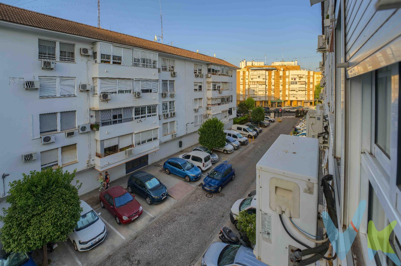 Magnífico piso luminoso y amplio en Sevilla  . Se vende piso de 95 m², muy luminoso y espacioso, ubicado en una residencia con ascensor y parking privado en superficie.  . La vivienda consta de tres habitaciones, un despacho, un baño completo, cocina independiente, salón-comedor, un espacioso trastero y una amplia terraza ideal para disfrutar del buen clima.  . Situado en una zona muy céntrica de Sevilla, con excelente comunicación y próxima apertura de boca de metro, que facilitará aún más el acceso a cualquier punto de la ciudad.  . Una oportunidad única para vivir con comodidad y en una ubicación privilegiada.  . Informamos que el precio de venta no incluye: Honorarios de la agencia inmobiliaria, impuestos (el Impuesto de Transmisiones Patrimoniales, IVA o AJD, en su caso), otros gastos de la compraventa (gastos de registro de la Propiedad, Notaría, gestión ni de posible financiación). Documento D. I. A. a disposición del consumidor según Decreto 218/2005 Junta de Andalucía.