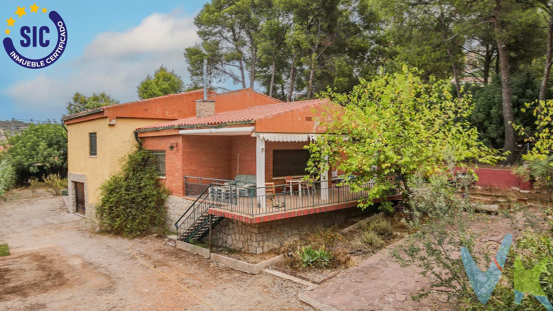 ¿ Te imaginas despertar cada día rodeado de naturaleza, respirar tranquilidad y disfrutar de tu propio espacio?. Bienvenido a tu nuevo hogar en La urbanización L´abeller. Un preciosos chalet ubicado en un entorno natural privilegiado, donde la tranquilidad y la calidad de vida se unen en la comodidad de estar cerca de Castellón. Una parcela amplia y llena de encanto , privacidad y una conexión especial con la naturaleza. Un lugar perfecto para disfrutar en familia, crear momentos inolvidables y desconectar del ritmo diario. . Y para completar esta experiencia la urbanización cuenta con piscina y pista de pádel. No busques simplemente una casa. Descubre el lugar donde quieras vivir. La vivienda cuenta con cuatro dormitorios, 2 baños, terraza para disfrutar del entorno, una parcela amplia y llena de encanto. Muchas posibilidades para adaptar y personalizar la vivienda a tu gusto.