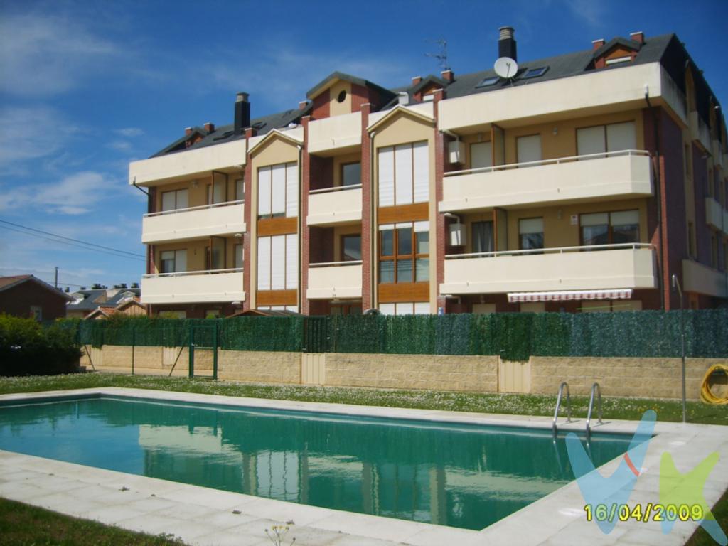 Apartamento en el centro de Suances en urbanización privada con piscina.    El apartamento consta de un amplio dormitorio con un gran ventanal, una cocina americana junto con el salón comedor y un baño.      La vivienda se vende también con una plaza de garaje y el edificio tiene ascensor y aparcamiento exterior privado.    