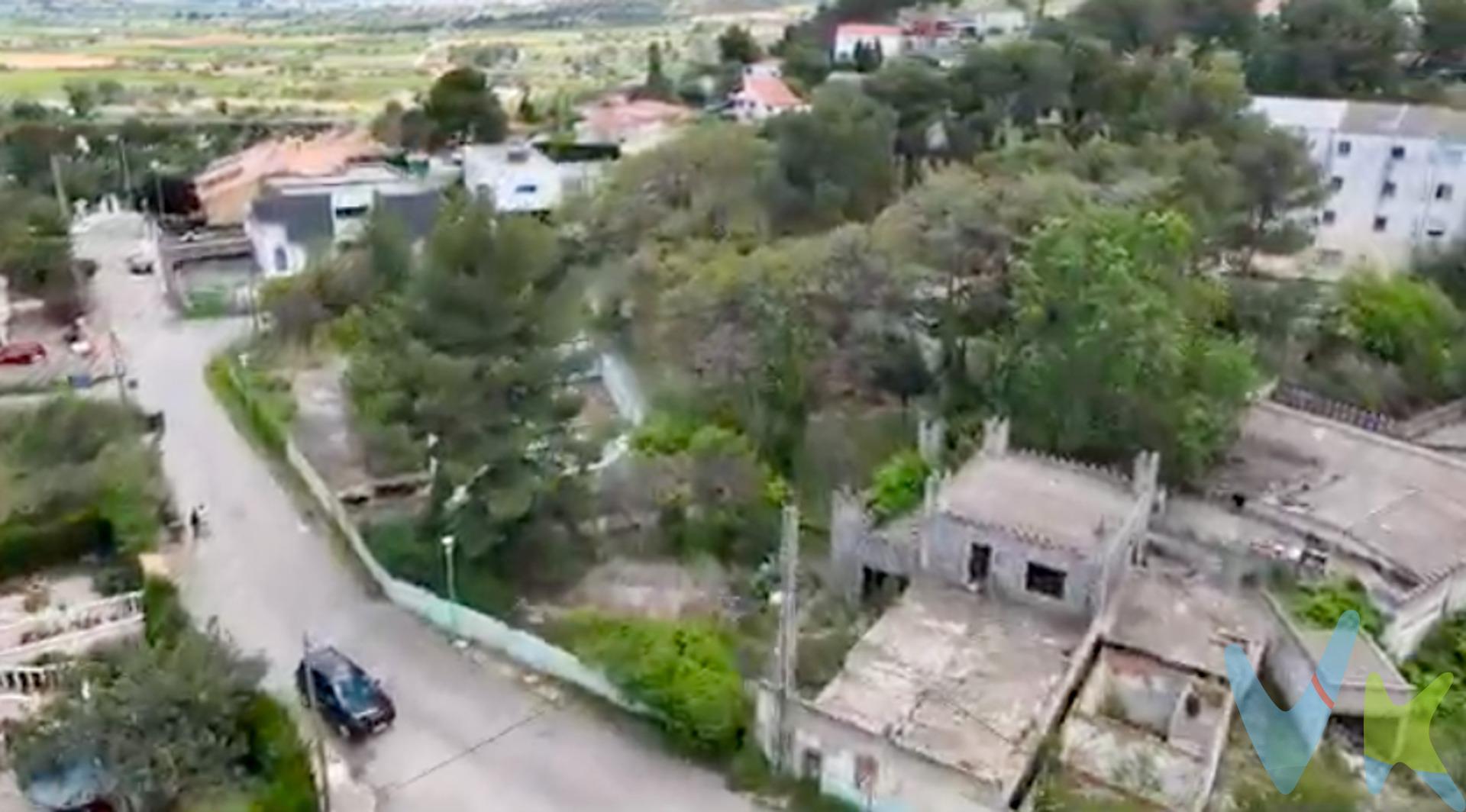 Le presento una oportunidad de inversión excepcional. Se vende un solar urbano de 6.788 m2 ubicado estratégicamente en la urbanización Las Pedrizas, concretamente en CL Diamante 25, en el término municipal de Chiva. Su proximidad a tan solo 35 minutos de Valencia capital lo convierte en un enclave muy atractivo. Este terreno resulta ideal para la construcción de adosados. Además, ofrece la interesante posibilidad de reparcelar y obtener aproximadamente 10 parcelas de 300 mª cada una, lo que amplía aún más su potencial de rentabilidad. Chiva es un municipio consolidado de la Comunidad Valenciana, perteneciente a la provincia de Valencia, con una población de 17.245 habitantes. Goza de una ubicación privilegiada, a tan solo 3,5 km al sureste de la urbanización Las Pedrizas. Si desea obtener información más detallada sobre esta inmejorable oportunidad, no dude en ponerse en contacto conmigo para resolver cualquier consulta. La descripción del presente inmueble e imágenes tienen mero carácter informativo y en ningún caso carácter contractual, pudiendo ser modificados por la inmobiliaria comercializadora sin que ello implique responsabilidad alguna frente a terceros. En el precio de venta a público, esta propiedad NO incluye los gastos de adquisición (Notario, registro, gestión, honorarios, etc…). 