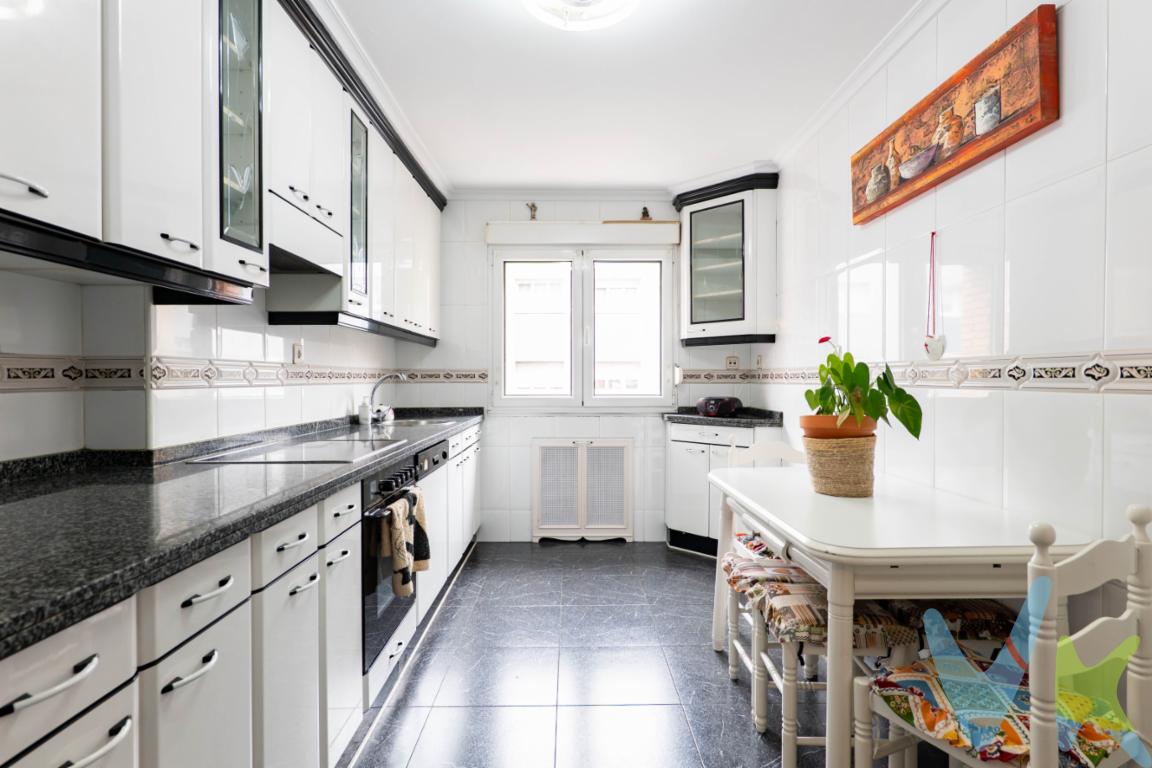 OPORTUNIDAD, VENTA DE AMPLIA VIVIENDA DE CUATRO DORMITORIOS EN CALLE ALONSO DE OJEDA Nº 21 DE GIJÓNTe presentamos esta magnífica vivienda de 127 m² construidos situada en la calle Alonso de Ojeda, esquina con Juan Alvargonzález, en una de las zonas más cómodas y bien comunicadas de Gijón.Ubicada en la cuarta planta del edificio, la vivienda destaca por su luminosidad y excelente distribución. Salvo uno de los dormitorios, todas las estancias son exteriores, lo que aporta una gran sensación de amplitud y luz natural durante todo el día.La propiedad se distribuye en salón-comedor, cocina independiente, cuatro dormitorios y 2 baños.La vivienda se encuentra en muy buen estado de conservación y mantenimiento, lista para entrar a vivir.Dispone además de calefacción central con contador individual, ofreciendo comodidad y eficiencia.Plaza de garaje Opcional por el precio de  22.000 , mas impuestos y gastos de compra.Una oportunidad poco habitual para quienes buscan una vivienda espaciosa, con cuatro dormitorios, orientación excelente, haciendo esquina y en una ubicación privilegiada de Gijón.Llámanos, te informaremos de todos los detalles. Estaremos encantados de acompañarte a visitarla y ayudarte a descubrir si es la vivienda que estás buscando.El precio de venta no incluye el Impuesto de Transmisiones Patrimoniales (ITP), gastos de notaría, registro de la propiedad y demás gastos inherentes a la compraventa, ni los honorarios de agencia inmobiliaria a cargo del comprador. En las últimas fotografías de este anuncio podrás descubrir una propuesta de reforma realizada mediante home staging virtual con inteligencia artificial, que muestra cómo podría transformarse esta vivienda tras una actualización estética.  