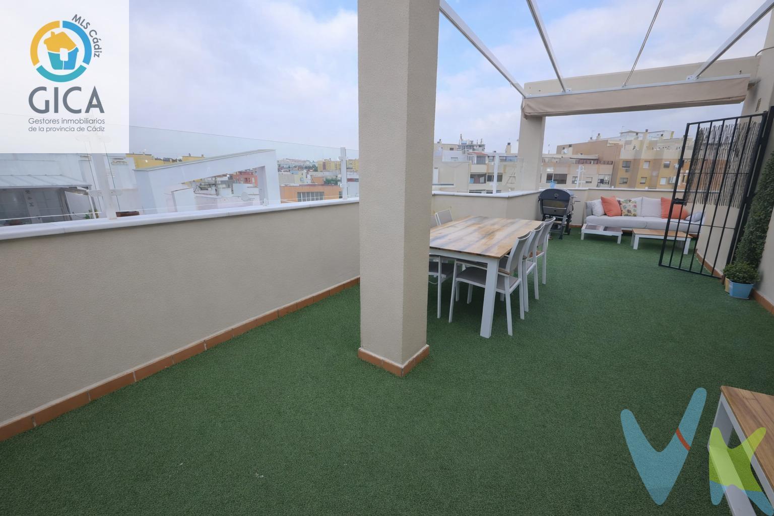 Ático con terraza espectacular de 50m² en pleno centro de Algeciras (Ruiz Zorrilla), junto al Museo Paco de Lucía, centro médico Quirón y Plaza Andalucía. Vivienda del año 2006, en edificio con ascensor, muy buenas calidades y accesos rodados cómodos. La vivienda está lista para entrar a vivir y se distribuye en salón-comedor, cocina independiente, 3 dormitorios, 2 baños y armarios empotrados. Destaca por su orientación norte y oeste, que aporta una luz agradable y una ventilación muy cómoda. El gran valor añadido es su terraza, realmente amplia y disfrutable, con varios ambientes: zona de comedor exterior, zona chill-out/solárium y espacio libre para juegos o mascotas. Cuenta con barandilla de cristal que abre las vistas y una estructura tipo pérgola que permite crear sombra. Además, se accede a la terraza directamente desde el salón y desde la cocina, lo que hace el uso diario mucho más práctico. Incluye en el precio 2 plazas de garaje, con acceso cómodo (una de ellas con trastero en el propio garaje). Se puede negociar la inclusión de mobiliario y electrodomésticos, ideal si el comprador quiere entrar sin complicaciones. Comunidad muy contenida para el tipo de vivienda:. Vivienda: 45,68 €/mes. Garaje nº12: 15,46 €/mes. Garaje nº35: 12,25 €/mes. Total aprox.: 73,39 €/mes. Ubicación inmejorable: servicios, supermercados, comercios y zonas de paso a pocos minutos, con todo a mano y sin necesidad de coche. Nota: el gato que aparece en una de las fotos no se incluye en el precio (y no, tampoco está en venta). Aviso: algunas imágenes del anuncio han sido retocadas con I.A. con fines exclusivamente estéticos. -----------------------------------------------------------. Transparencia de precio, impuestos y honorarios:. El precio publicado corresponde únicamente al precio de venta del inmueble y no incluye impuestos, gastos de compraventa ni honorarios a cargo del comprador. Impuestos: ITP o IVA+AJD (según la naturaleza de la transmisión). En Andalucía, en segundas transmisiones el ITP es 7% con carácter general, pudiendo aplicarse tipos reducidos (6% o 3,5%) si se cumplen requisitos. Base del impuesto: con carácter general, la base será la mayor entre el precio declarado y el valor de referencia (según normativa aplicable). Gastos de compraventa: notaría, registro y, en su caso, gestoría (desde 2.000€ orientativo, según operación). Honorarios comprador (no incluidos): 3% + IVA, con mín. 3.500€ + IVA si precio < 115.000€. Se informan y aceptan por escrito (hoja de encargo/servicios) antes de la visita y de cualquier gestión vinculada a la compra. Ficha informativa (Decreto 218/2005) a disposición del interesado. Fuentes oficiales: información tributaria y valor de referencia disponibles en fuentes oficiales de la Junta de Andalucía y se facilitan a quien lo solicite. Exclusiva: Por mandato expreso del propietario, este inmueble se comercializa en exclusiva a través de la inmobiliaria. Se ruega no contactar directamente con propiedad/ocupantes/vecinos.