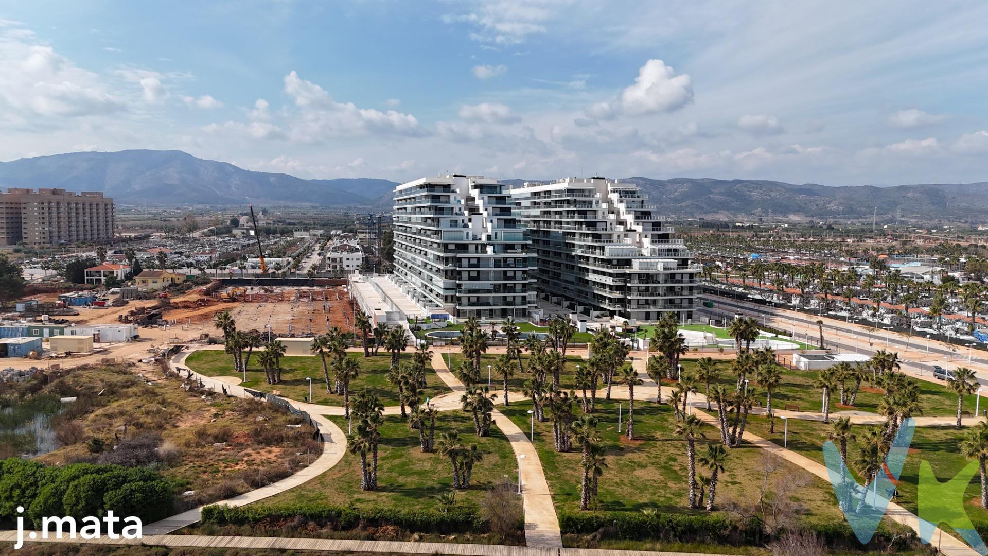 Ref. 1857_Descubre tu nuevo hogar frente al mar en Ciudad Jardín III, una exclusiva promoción en construcción con entrega estimada en junio de 2026. Te presentamos este fantástico apartamento de 1 dormitorio situado en la 7ª planta, en primera línea de playa y con orientación norte, ideal para disfrutar de la brisa marina. La vivienda, totalmente a estrenar, se entregará completamente amueblada y decorada, lista para entrar a vivir o comenzar a rentabilizar desde el primer día. . Cuenta con 1 dormitorio doble, 1 cuarto de baño, espacio abierto de salón-comedor con cocina integrada, moderno y funcional, así, como, una terraza privada de aproximadamente 7 m², perfecta para relajarse al aire libre. El precio de venta, incuye también una plaza de parking. Ciudad Jardín III ha sido diseñada para ofrecer el máximo confort y calidad de vida. La comunidad dispondrá de ascensores, piscinas, jacuzzis, zonas ajardinadas, áreas infantiles y salón social, pensados para el disfrute de propietarios y sus invitados en un entorno cuidado y exclusivo. Además, cuenta con excelentes conexiones: a poca distancia del Aeropuerto de Castellón, bien comunicado con el Aeropuerto de Valencia y Barcelona, y a unos 5 km de la estación de tren de Oropesa del Mar, facilitando desplazamientos nacionales e internacionales. Una oportunidad única para vivir o invertir en una ubicación privilegiada, con todas las comodidades y el mar como protagonista. Para más información sobre los materiales, acabados, equipamiento, etc. no dudes en solicitarnos la memoria de calidades. . El precio de venta NO INCLUYE los Honorarios Profesionales de Agencia Inmobiliaria, Impuestos (I.V.A. o I.T.P.), gastos de Notaría, gastos de Registro de la Propiedad, gastos de tramitación de Escrituras ni gastos de financiación (si se precisa). 