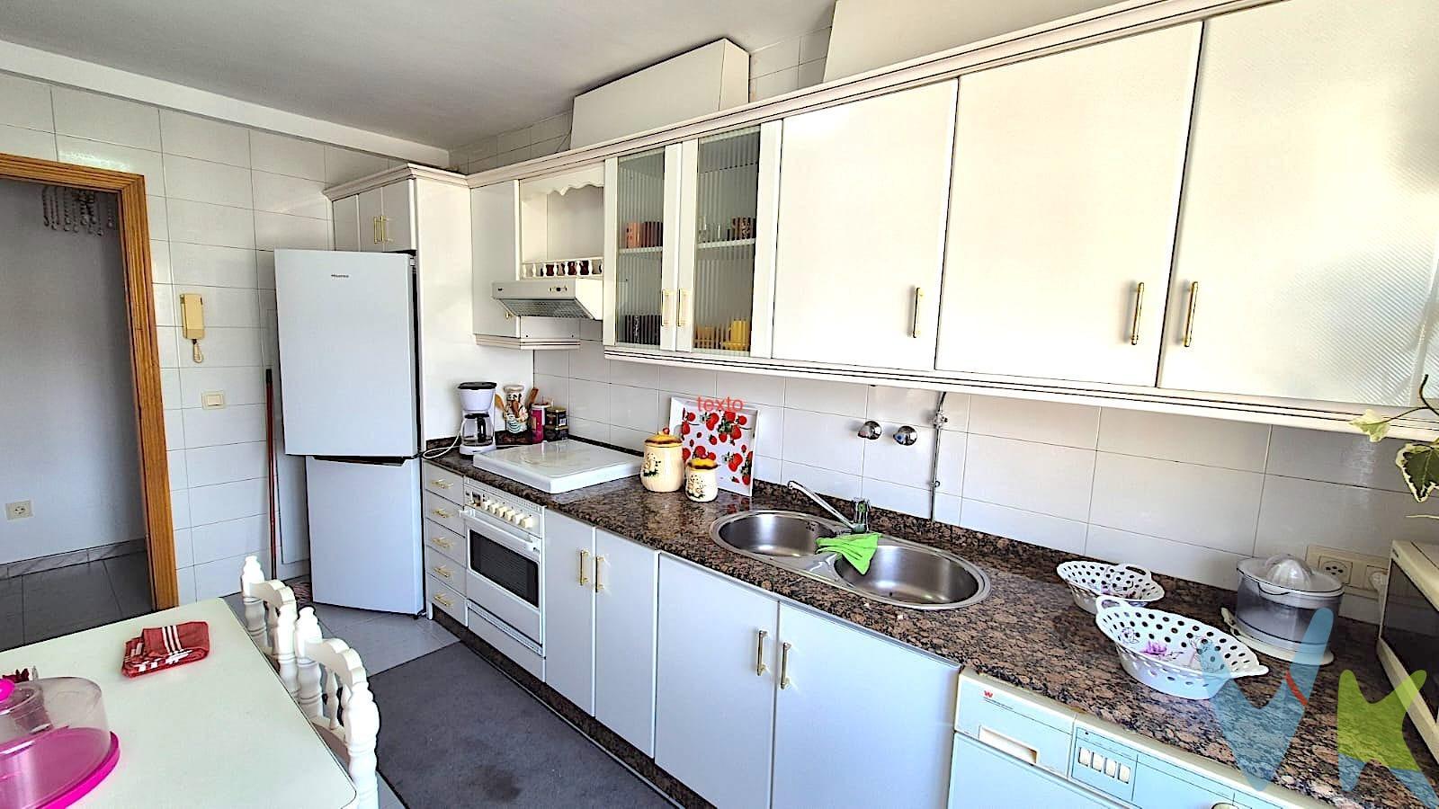 Vivienda ubicada en la zona alta de Ponferrada, en calle Monasterio de Montes, próxima a la Calle Ancha y con todos los servicios básicos necesarios en sus alrededores. El inmueble está situado en la 3ª planta de un bloque de viviendas de 1991 con ascensor. . Está distribuido en hall de entrada, cocina independiente equipada, salón - comedor, una habitación doble tipo suite con baño completo, baño principal con bañera,  habitación doble y habitación simple destinada a sala de estar. La calefacción se produce mediante acumuladores y el ACS con caldera nueva de gas butano aunque el edificio dispone de enganche de gas ciudad. Completa la composición un trastero en la parte alta de 25 m2, un trastero en el sótano y una plaza de garaje.