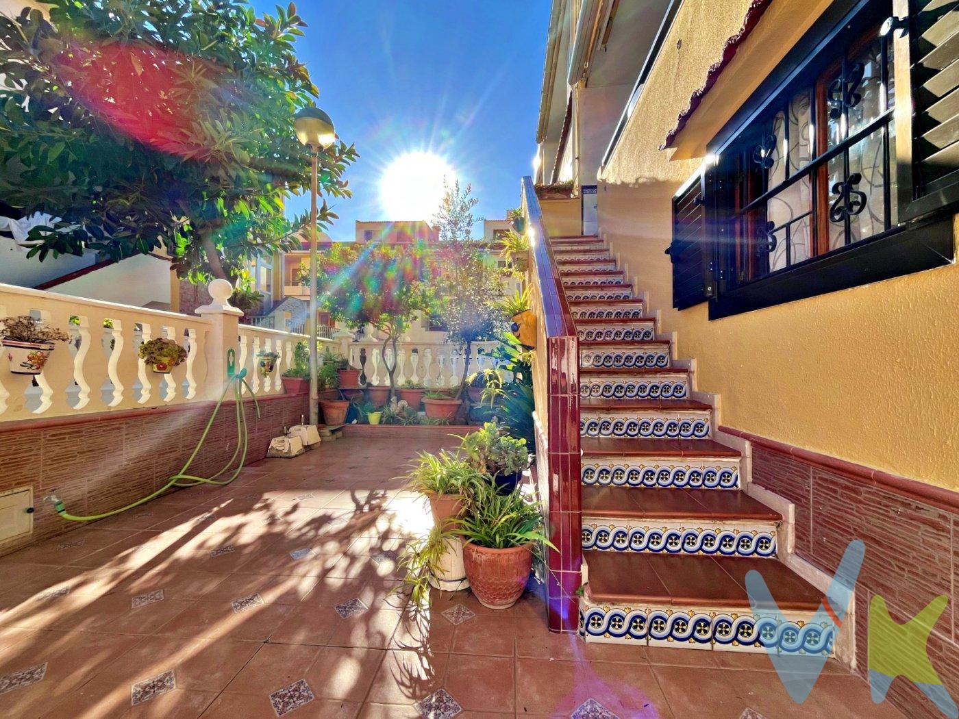 Adosado en venta en la Población de Tavernes de la Valldigna, vivienda unifamiliar a tan solo 50 metros de la playa, a 10 minutos a pie del lago Azul de Tavernes, y con servicios cercanos. La vivienda de 116 metros esta distribuida en 4 plantas, en la planta baja encontramos un garaje al que accedemos desde la planta baja del adosado o desde un acceso trasero comunitario, que ademas de tener capacidad para guardar tu vehículo, dispone de una practica cocina, un baño con ducha, trastero ademas de un espacio diáfano con múltiples usos en caso de no usarse como garaje, esto es muy útil pos si tenemos familiares con problemas de movilidad o con dificultades para subir escaleras. Desde el exterior, accedemos al la primera planta de vivienda, donde encontraremos el salón comedor, con chimenea, comedor y zona de ocio, un. aseo y una cocina totalmente equipada y reformada. En la segunda planta, encontramos 3 habitaciones, dos dobles y una simple, todas ellas con. ventiladores de techo y aire acondicionado. Por ultimo en la tercera planta, una amplia y espaciosa terraza nos aguarda. con muchas posibilidades, jardín, solarium, podemos hacer barbacoas, chill out..lo que imagines!!!. Una propiedad en un estado excelente que te ofrece la privacidad que no puedes tener en un apartamento, cerca de la playa, con capacidad para toda la familia y con muchas posibilidades de rentabilidad en verano!!.  ¿Quieres saber más? Solicita tu visita y ven a conocerla tu mismo!. La descripción del presente inmueble e imágenes tienen mero carácter informativo y en ningún caso carácter contractual, pudiendo ser modificados por la inmobiliaria comercializadora sin que ello implique responsabilidad alguna frente a terceros. En el precio de venta a público, esta propiedad NO incluye los gastos de adquisición (Notario, registro, gestión, honorarios, etc…). 