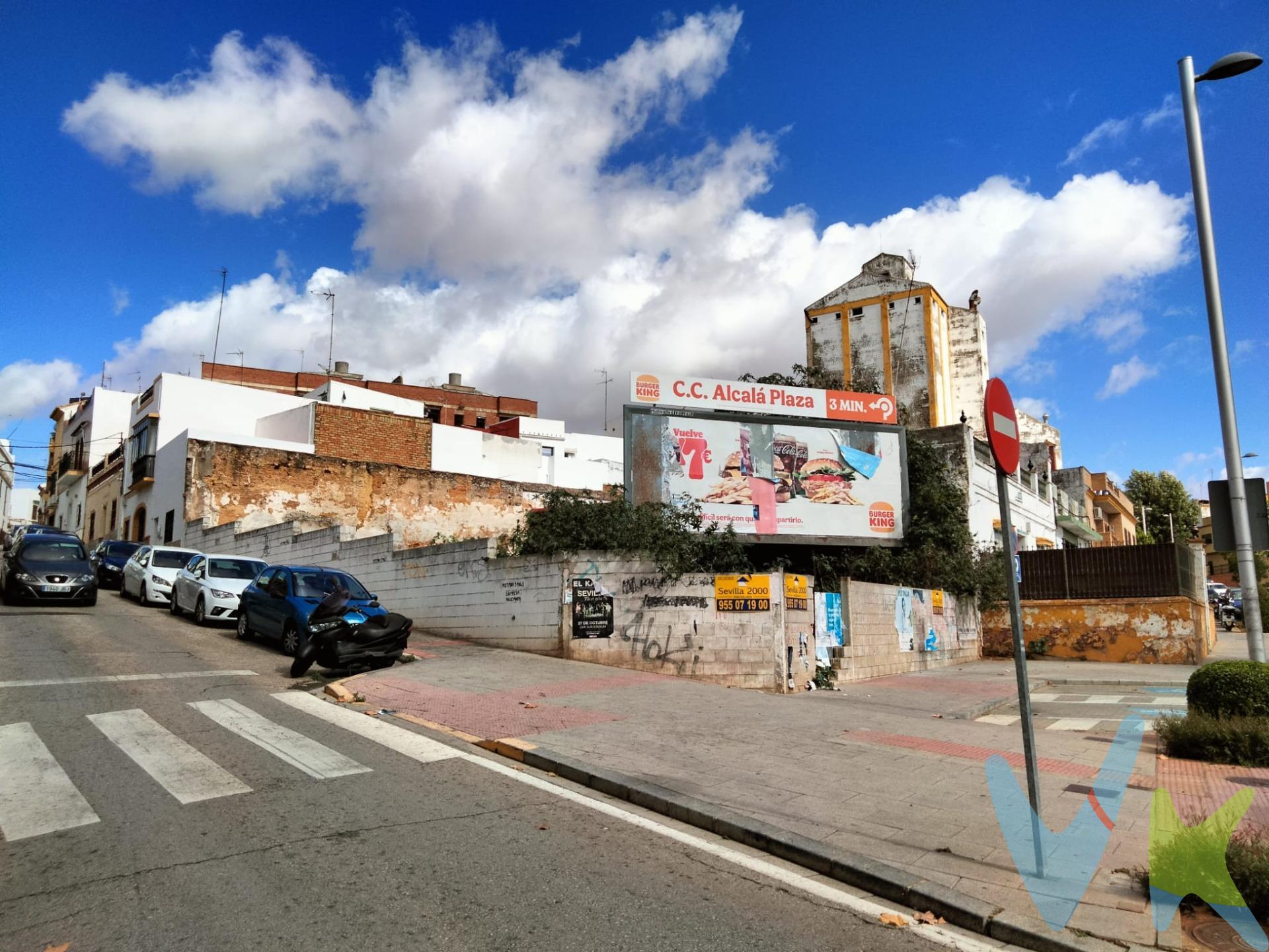 ATENCIÓN PROMOTORES, ponemos a la venta un SOLAR de uso residencial y compatible magníficamente ubicado en el centro de la ciudad de Alcalá de Guadaíra, haciendo esquina, con fachada a la calle Bailén y calle Rosita. La parcela tiene una superficie de 427 m2 con una edificabilidad asignada por el PGOU vigente de 854 m2c (2m2c/m2s) en dos plantas. Disponemos de cédula urbanística del Ayuntamiento que certifica dicha determinación a disposición de interesados. La zona donde se sitúa cuenta con buena comunicación y con la cercanía de importantes equipamientos y servicios públicos, otorgándole un gran atractivo para potenciales compradores de viviendas de obra nueva: el propio Ayuntamiento de la ciudad, juzgados, teatro Gutiérrez de Alba, paradas de autobuses, centros médicos, grandes zonas de esparcimiento como son el parque San Francisco y el renombrado Parque Oromana cruzando el río Guadaira. Llámanos sin compromiso para venir a visitarlo. Informamos a nuestros clientes compradores que el precio de venta no incluye lo siguiente: Honorarios de la agencia inmobiliaria, Impuestos (I.T.P., I.V.A. o A.J.D., en su caso) ni otros gastos de la compraventa (gastos de Registro de la Propiedad, Notaría, Gestoría ni de posible Financiación). Documento D.I.A. a disposición del consumidor según Decreto 218/2005 Junta de Andalucía.