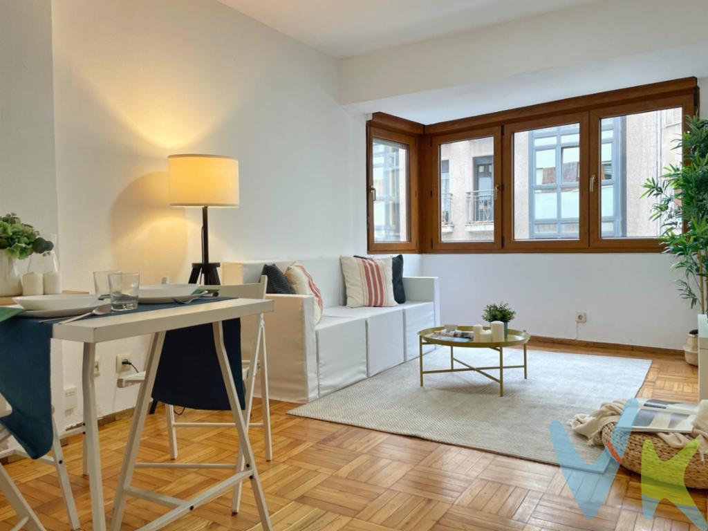  Presentamos una magnífica oportunidad de adquirir un Magnifico piso en venta ubicado en la codiciada zona centro. A 2 minutos de la Plaza 6 de Agosto ,Calle Corrida y Plaza de Europa y a 5 minutos de la Playa San LorenzoEste es un lugar ideal para aquellos que desean disfrutar de la comodidad y las ventajas de vivir o invertir  en una de las mejores Zonas de Gijón. La vivienda se sitúa en la tercera planta de un edificio con solera, construido en el año 1969, que ha sido mantenido en excelentes condiciones con el paso del tiempo. La inclusión de tres ascensores en el edificio facilita el acceso a la propiedad, subrayando su idoneidad para personas de cualquier edad, y añade un confort inigualable al día a día.La vivienda inicialmente era de tres habitaciones y una de ellas se ha integrado a la cocina para ganar amplitud ,aunque si lo deseas existe la posibilidad de recuperar esa tercera habitación sin dificultad. El salón es muy luminoso y con magnificas Vistas además de un Baño amplio convirtiéndolo en un hogar perfecto tanto para pequeñas familias o parejas. A pocos metros de la vivienda, se encuentran paradas de tren y de autobús, proporcionando una excelente conexión con el resto de la ciudad y más allá. Esta cercanía al transporte público es una garantía de comodidad y rapidez para desplazamientos diarios o esporádicos, haciendo que el vehículo particular sea casi innecesario.En las cercanías encontramos supermercados, colegios, centros médicos, tiendas y una variedad de establecimientos de ocio y restauración, lo que garantiza que todo lo necesario para el día a día esté al alcance de la mano.El encanto de vivir en el centro no solo reside en la conveniencia, sino también en la cantidad de actividades culturales y de ocio disponible. Gijón es una ciudad vibrante, conocida por su ambiente amigable y la belleza de sus playas, parques y espacios recreativos que se encuentran a un corto paseo desde el piso.Sin lugar a dudas, aquí encontrará un entorno que le invita a disfrutar de una calidad de vida excepcional.Invitamos a cualquier interesado a visitar esta propiedad para apreciar plenamente todo lo que ofrece. Este piso en Gijón se presenta como una oportunidad única para aquellos que buscan una residencia céntrica con todas las comodidades a su alcance.No deje pasar la ocasión de conocer en persona este acogedor y práctico piso. Será un placer organizar una visita para que pueda comprobar por sí mismo por qué este inmueble es la opción perfecta para su próximo hogar. Contáctenos para concertar cita y descubrir lo que podría ser su nuevo hogar en el corazón de Gijón.En el precio publicitado no se incluyen los Impuestos de Transmisiones Patrimoniales ni los Gastos de Notaría y Registro.