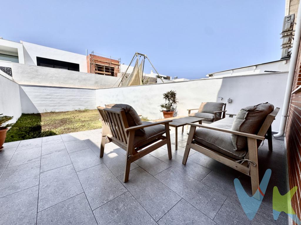 Adosado en Canet de Berenguer por 330.000EURDescubre este moderno adosado construido en 2021, situado en una de las zonas más tranquilas y familiares de Canet de Berenguer, a tan solo 7 minutos a pie de la playa y muy cerca del colegio Mascamarena.La vivienda cuenta con 100 m² distribuidos en 3 habitaciones, 2 baños completos y un amplio salón con cocina independiente , inundado de luz natural durante todo el día. Dispone de parking privado y una estupenda terraza con múltiples posibilidades para crear tu espacio ideal. Además, ya tiene preparado el hueco para construir un sótano, lo que te permitiría ganar aún más espacio a tu gusto.Un hogar perfecto para disfrutar de la calma, el mar y todas las comodidades que ofrece esta ubicación privilegiada.📍 Ubicación: Canet de Berenguer  zona muy tranquila y familiar 🏖 Playa: a 7 min andando 🏫 Servicios cercanos: colegio Mascamarena, comercios y transporte📞 contáctanos para más información o para agendar una visita.📌 Nota importante: El precio no incluye impuestos, gastos de notaría, registro, ni honorarios de agencia.
