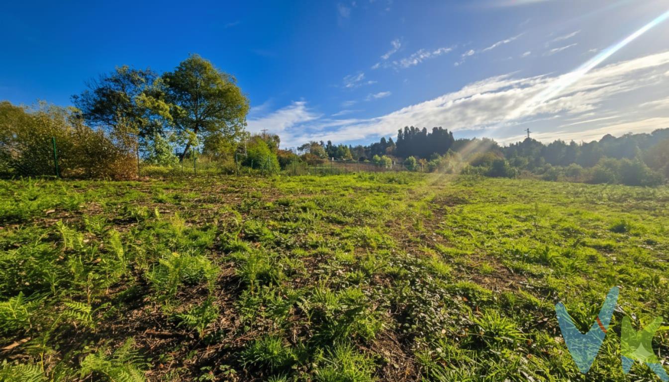  En el encantador entorno de La Barganiza, enfrente del Colegio Peñamayor, se presenta una oportunidad única para adquirir una finca de excepcionales características en una zona tranquila.Esta oferta exclusiva está orientada a aquellos que valoran la privacidad y la calidad de vida que proporciona un entorno natural privilegiado, sin renunciar a las comodidades de la vida moderna. Esta propiedad se perfila como una inversión ideal para quienes desean construir el hogar de sus sueños, gracias a su condición edificable.Esta amplia parcela se encuentra completamente cerrada, asegurando así privacidad y seguridad con todos los servicios al lado, lo que facilita cualquier proyecto de construcción que se tenga en mente. Combina a la perfección aislamiento y cercanía a servicios básicos, haciendo posible disfrutar de la tranquilidad rural con las ventajas de un fácil acceso a establecimientos ,servicios y uno de los mejores colegios para sus hijos.El espacio disponible permite la planificación de un extenso jardín o incluso la posibilidad de destinar parte del terreno a usos recreativos, como una piscina o una huerta particular.La topografía del lugar facilita el aprovechamiento del terreno para múltiples finalidades, haciendo de esta finca un lienzo en blanco para materializar ideas creativas y personales con unas VISTAS ESPECTACULARES.Es importante destacar que esta parcela se sitúa en un entorno de alta demanda, lo que convierte a la propiedad no solo en un hogar perfecto sino también en una acertada inversión a futuro. La zona está en continuo desarrollo, con un entorno que asegura revalorización a medio y largo plazo y estas características asegurarán que cualquier construcción preserve y aumente su valor con el pasar del tiempo.Esta oportunidad no debería dejarse pasar, especialmente considerando las fincas disponibles en afinidad con un entorno tan cautivador.Esperamos que este breve resumen haya suscitado su interés y les invitamos cordialmente a contactar para programar una visita y así poder comprobar todos los detalles que la hacen tan especial. Este lugar no es solo una compra, es un compromiso con un estilo de vida único, queremos convertir sus sueños en realidad y este puede ser el primer paso para crear recuerdos invaluables. Descubra por qué esta finca es la oportunidad que ha estado esperando y déjese llevar por el encanto de su entorno.En el precio no están incluidos los gastos de transmisiones patrimoniales, escritura y registro de la propiedad.