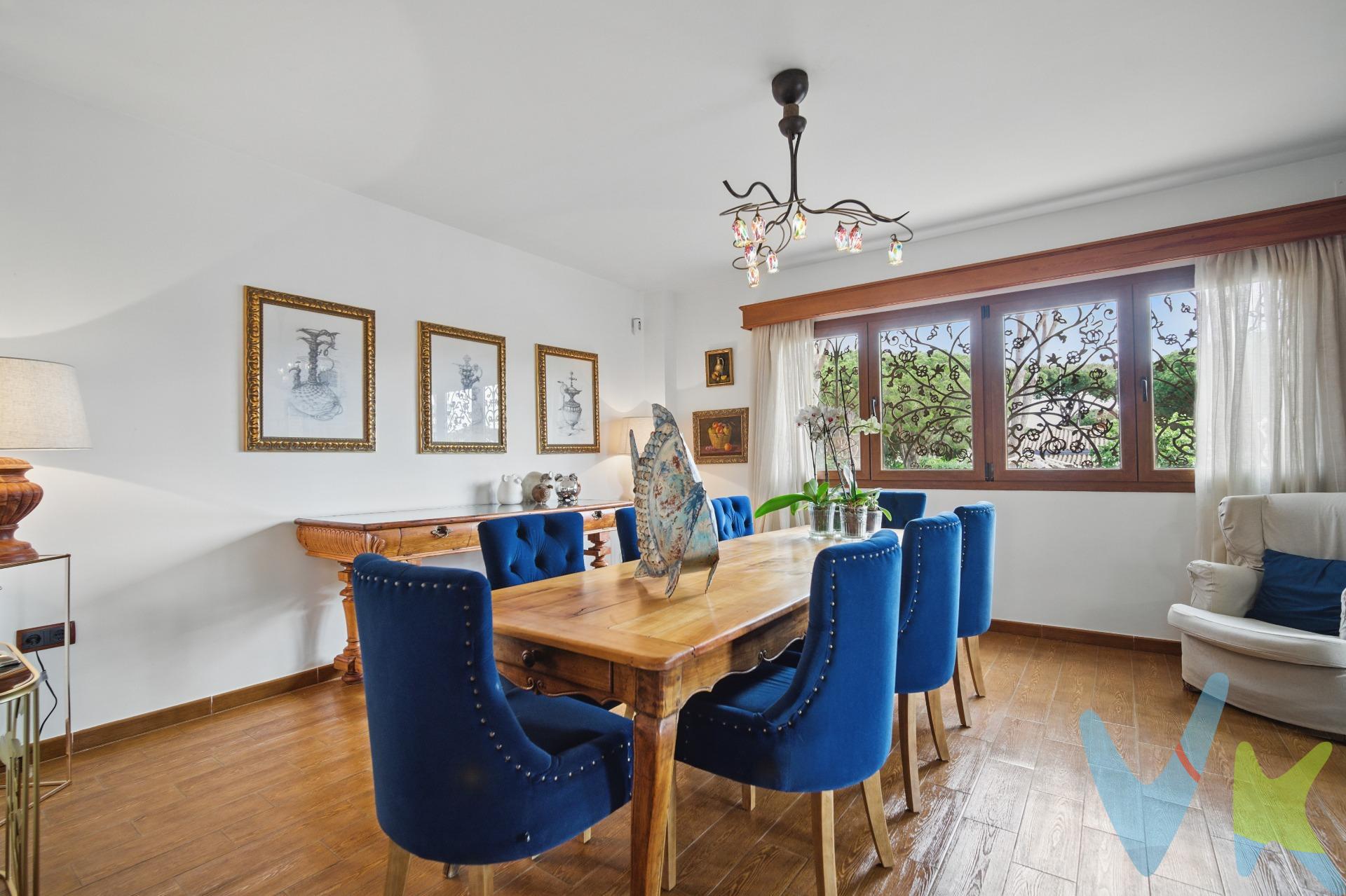 Descubre este impresionante chalet ubicado en la zona Cerromolino de Chiclana de la Frontera, a tan solo 1000 metros de la playa. Con una extensión total de 535 m² construidos sobre una parcela generosa de 688 m², esta propiedad es perfecta para disfrutar del estilo mediterráneo. Cuenta con cinco habitaciones dobles que ofrecen confort y amplitud, tres baños completos más un aseo adicional. La cocina está completamente equipada y lista para su uso inmediato. Entre sus características destacadas se incluyen: puertas interiores elaboradas en madera maciza (roble), alarmas contra incendios y robos, armarios empotrados amplios, así como un baño principal tipo suite. El exterior no te decepcionará; disfruta del sol español desde el jardín ornado con árboles autóctonos o relájate junto a tu propia piscina privada complementada por una barbacoa ideal para reuniones familiares al aire libre.Su sótano ha sido diseñado pensando en el entretenimiento e incluye vinoteca además de un área destinada al gimnasio personal dotado con hidromasaje.Ubicado estratégicamente cerca colegios,costos supermercados,y centros médicos,hace que sea perfecto tanto como residencia permanente o vacacional.Ven a visitarlo hoy mismo! . . Comercializamos este inmueble en exclusiva, lo que le garantiza el acceso a toda la información y un servicio de calidad. En cumplimiento del Decreto de la Junta de Andalucía 218/2005 del 11 de Octubre, se informa al cliente que los gastos notariales, registrales, ITP y otros gastos inherentes a la compraventa no están incluidos en el precio. Igualmente disponemos del Documento Informativo Abreviado de la Propiedad (D.I.A) , y de un Seguro de Caución para garantizar las cantidades entregadas a nuestra Agencia en concepto de Reserva y/o Arras.