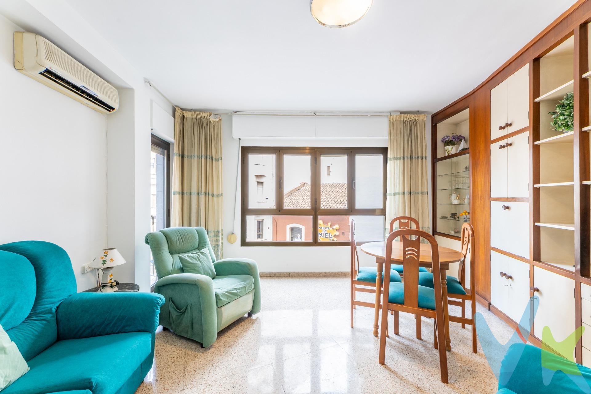 ¡AMPLIO Y LUMINOSO PISO SEÑORIAL EN EL CORAZÓN DE OLIVA!. Descubre esta magnífica vivienda de 107 m2 ubicada en plena zona centro de Oliva, en una finca tranquila con una sola vivienda por planta, lo que garantiza privacidad y una comunidad reducida. Se sitúa en una segunda planta sin ascensor, ideal para quienes buscan un hogar con carácter tradicional y sin gastos de comunidad elevados. La vivienda es totalmente exterior, con una orientación excelente (ESTE) que le proporciona luz natural durante todo el día . Dispone de 3 habitaciones dobles muy amplias, con grandes ventanales, perfectas para familias, parejas o como segunda residencia,. Cuenta con:. -3 habitaciones dobles muy amplias, con grandes ventanales, perfectas para familias, parejas o como segunda residencia, una de ellas con acceso a un balcón. -Lavadero, con posibilidad de poner un segundo baño. -1 baño completo con plato de ducha renovado. -Cocina independiente, junto al salón comedor, con posibilidad de convertirla en cocina americana, creando un espacio abierto y moderno. -Salón comedor muy luminoso, con acceso a uno de los dos balcones exteriores, ideales para disfrutar del clima mediterráneo. -Aire acondicionado en el salón y en una de las habitaciones. -Techos altos y detalles señoriales, que aportan un encanto especial a la vivienda. Además:. -La playa se encuentra a tan solo 4,5 km, perfecta para escapadas rápidas en verano o para vivir cerca del mar todo el año. -La zona ofrece todos los servicios a pie: supermercados, colegios, centro de salud, transporte, cafeterías y comercios tradicionales. -Fácil aparcamiento en la zona para poder alquilar por un módico precio y buena conexión con las vías principales de acceso a la ciudad. Una vivienda ideal tanto como residencia habitual, casa vacacional o inversión con alta rentabilidad en alquiler. ¡Oliva es un destino en auge!. No dejes escapar esta oportunidad única! Contáctanos hoy mismo y ven a visitarlo sin compromiso. 
