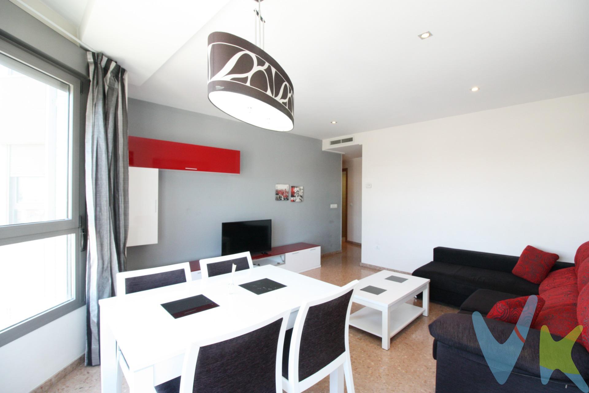 Excelente oportunidad para adquirir una vivienda en muy buen estado, situada en una cuarta planta con ascensor, en una zona tranquila y bien comunicada de Aldaia. La propiedad cuenta con dos habitaciones dobles, dos baños completos, un salón-comedor amplio y luminoso de aproximadamente 25 m², cocina con salida a galería y un mirador que aporta luz natural y un espacio ideal para desconectar. La vivienda se entrega totalmente amueblada y lista para entrar a vivir. En el precio se incluye una plaza de garaje, lo que añade comodidad y valor a la propiedad. Una opción ideal tanto como primera vivienda como para inversión. ¡No dejes pasar esta oportunidad!. La venta de esta vivienda se gestiona mediante contrato de exclusiva compartida, lo que permite trabajar con más de 150 inmobiliarias, garantizando la máxima difusión y profesionalidad en el proceso de venta. Los gastos derivados de la compraventa, como los de notaría, registro y honorarios, no están incluidos en el precio. Inmueble sujeto a período de transparencia. 