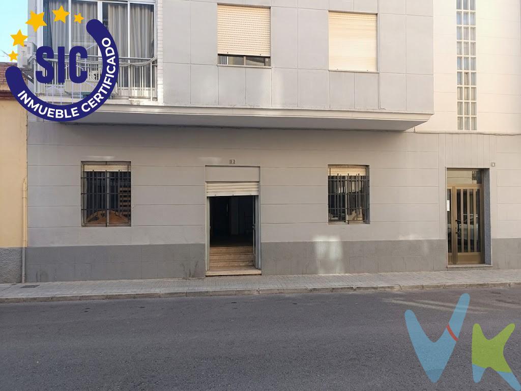 Ubicado estratégicamente en la esquina entre la Avenida Joan XXIII y la C/Cándido Hernández, el local goza de una visibilidad envidiable en una zona de altísimo paso peatonal y de vehículos. Está rodeado de todos los servicios esenciales: a un paso del centro comercial, colegios y supermercados. Características Principales: Espacio, Luz y Versatilidad. Actualmente, el espacio se presenta de forma totalmente diáfana, lo que te permite diseñar la distribución desde 0 y adaptarla 100% a tus necesidades. La propiedad destaca por su increíble luminosidad natural gracias a sus numerosas ventanas y sus 3 entradas independientes. El inmueble está compuesto registralmente por 2 locales juntos que ocupan la superficie equivalente a 2 viviendas completas del edificio. Esto ofrece una ventaja competitiva brutal: ¡se pueden volver a separar para explotarlos o alquilarlos de forma independiente!. Local Esquinero: 84 m² construidos, cuenta con entrada independiente y vado/entrada para garaje. Segundo Local: 79 m² construidos, con acceso directo desde la calle. Superficie Total: 163 m² de puro potencial. Gracias a su morfología y ubicación, este espacio es un lienzo en blanco apto para múltiples sectores:. Oficinas y Despachos Profesionales: Ideal para agencias, gestorías, clínicas médicas o bufetes de Abogados e incluso un coworking. Comercio y Servicios: Perfecto para supermercados de proximidad, tiendas de ropa, showrooms, gimnasios, peluquería o centros de estética. Proyecto Residencial: Por su superficie y distribución de ventanas (y bajo la correspondiente aprobación y obtención de licencia del Ayuntamiento), ofrece la viabilidad de un cambio de uso a vivienda/s, una opción muy demandada hoy en día. El Activo Perfecto para tu Cartera de Inversión. Ya sea para establecer tu propio negocio en una ubicación donde el éxito está asegurado, o para destinarlo al mercado de alquiler (bien como un gran local único o dividiéndolo en dos), la rentabilidad anual estimada es excelente debido a la alta demanda de la zona. ¡No dejes escapar esta oportunidad! . Contacta hoy mismo con nosotros para coordinar una visita y descubrir todo su potencial en persona. VENTA:. PVP 119.999€. Gastos e impuestos no incluidos en el precio. La compra conlleva impuestos y gastos de formalización para el comprador. A título orientativo se informa que en segundas transmisiones el ITP con carácter general en Valencia es del 9%, pudiendo existir otros tipos impositivos atendiendo a las circunstancias personales del comprador u otras circunstancias previstas legalmente. Base imponible del impuesto el mayor valor entre el precio de compraventa, la tasación o el valor de referencia catastral. En cuanto a los gastos de notaría y registro, en su caso, suelen oscilar aprox. entre 1,5% y 2,5% (aranceles variables según precio, n.º de copias y complejidad). El comprador elige notario. Si el comprador precisase de hipoteca: tasación, condiciones y costes bancarios serán según entidad elegida por el comprador, así como los gastos de gestoría, y cualesquiera otros gastos inherentes a la formalización de la compraventa que legalmente correspondan a la parte compradora, salvo pacto expreso en contrario con el vendedor. El consumidor tiene, conforme a la normativa vigente, a su disposición información y documentación adicional relativa al inmueble y condiciones de la compraventa, que podrá ser consultada en C/Joaquín Costa 4, bajo 46005 Valencia o urbe2@remax.es. Honorarios de mediación inmobiliaria a cargo del COMPRADOR: (3% del precio final de venta más IVA (21%), salvo otro pacto.); y de VENDEDOR (según acuerdo con el mismo). Se informa al consumidor que la agencia actúa como intermediaria inmobiliaria en la operación, estando cualquier eventual compraventa y sus condiciones sujeta a la aceptación expresa del propietario-vendedor y a la posterior formalización del correspondiente contrato.