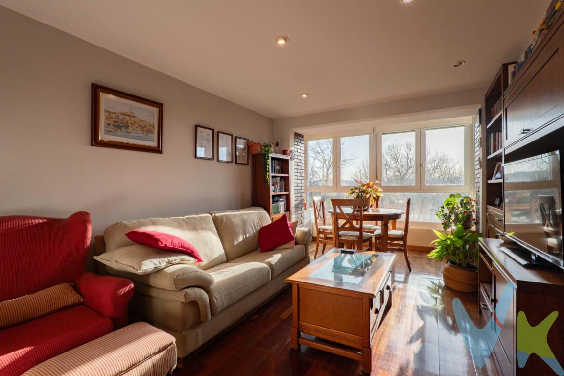 Luminoso piso de 3 habitaciones y 2 baños con garaje en la mejor zona de GijónUbicado en una novena planta, este piso disfruta de vistas despejadas al Parque Isabel la Católica, lo que garantiza una excelente entrada de luz natural durante todo el día y una agradable sensación de amplitud y tranquilidad.La vivienda cuenta con un bonito salón, muy luminoso, gracias a sus grandes ventanales, desde los que se aprecia el entorno verde del parque. A escasos metros de la Playa de San Lorenzo, la ubicación es ideal para quienes valoran vivir cerca del mar y disfrutar de paseos, deporte al aire libre o momentos de relax junto a la playa.La cocina, práctica y bien distribuida, ofrece un espacio cómodo y práctico para el día a día.El piso dispone de 3 habitaciones , todas con armarios empotrados,  versátiles y bien dimensionadas, perfectas tanto para uso familiar como para despacho, invitados o zona de estudio. Tiene además un baño completo con ventana y un aseo en el que se podría instalar un plato de ducha, ambos bien conservados, aportan comodidad y funcionalidad  a la vivienda.La vivienda destaca también por sus elegantes suelos de jatoba, que aportan calidez, resistencia y un toque de distinción a todo el piso.El edificio cuenta con fachada y zonas comunes recientemente rehabilitadas, lo que garantiza un entorno moderno, seguro y cuidado.Situado en un barrio tranquilo, con muy buen ambiente, rodeado de zonas verdes, servicios, comercios y excelentes comunicaciones, este piso combina a la perfección calidad de vida, ubicación y comodidad.Una vivienda cuidada al detalle, lista para entrar a vivir, que combina calidad, luminosidad y una ubicación estratégica.No pierda la oportunidad de conocerla en persona: solicite una visita y descubra todo lo que este piso puede ofrecerle.Se informa a los interesados que el precio de venta indicado no comprende el Impuesto de Transmisiones Patrimoniales (ITP) , los gastos asociados a la compraventa (notaría, registro de la propiedad y otros) ni los honorarios de la agencia inmobiliaria a cargo del comprador