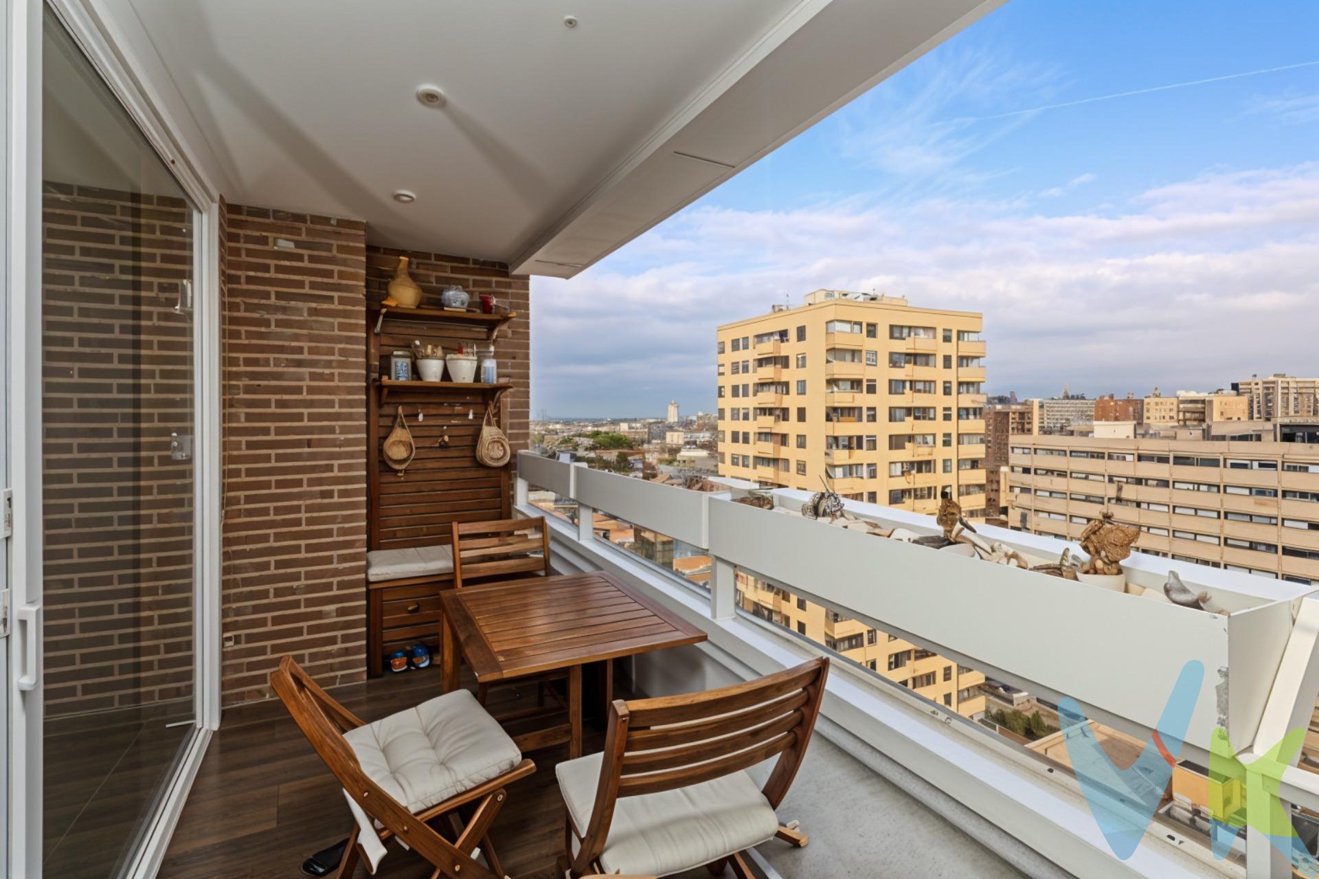 Vivir en una décima planta con vistas a todo Madrid es un privilegio al alcance de muy pocas viviendas, y esta es una de ellas. Desde el primer instante, nos encontramos con una vivienda completamente reformada y exterior con espacios amplios, vistas despejadas de la ciudad que convierte el hogar en un auténtico mirador y muchísima luz. El amplio hall de entrada nos da paso al salón independiente con terraza y comedor con enorme ventanal, se trata de una estancia generosa y elegante, perfecta para diferenciar con claridad la zona de estar y el comedor. La luminosidad, junto con el suelo de tarima, aporta una agradable calidez y continuidad visual. El comedor, separado del salón, invita a reuniones familiares y cenas tranquilas, manteniendo la independencia y el confort de cada ambiente. La cocina, amplia y funcional, se presenta amueblada y cuenta con un valor añadido cada vez más difícil de encontrar: despensa y zona de lavado independiente, ideal para quienes valoran el orden, la capacidad de almacenaje y la practicidad en el día a día. La zona de descanso está compuesta por cinco dormitorios de excelente tamaño, versátiles y adaptables a cualquier necesidad. La vivienda se completa con tres baños completos y un aseo, bien distribuidos para dar servicio con comodidad a toda la casa. El precio incluye plaza de garaje y trastero en la misma finca. Cabe destacar, además, que el edificio dispone de acceso PMR, convirtiendo esta vivienda en una opción inclusiva, cómoda y preparada para todas las etapas de la vida. Dispone de conserje, montacargas y cuarto de basuras. Ubicada en la calle Santiago Rusiñol, una vía tranquila y residencial, rodeada de edificios consolidados y zonas verdes, ofrece un entorno silencioso sin renunciar a la cercanía de servicios y excelentes comunicaciones. Ciudad Universitaria es una de las zonas más valoradas de Madrid por su equilibrio entre naturaleza, servicios y conexión, con universidades, hospitales, comercios de proximidad, metro, autobuses y rápidos accesos al centro de la ciudad. Por metros, distribución, accesibilidad y ubicación, este piso representa una oportunidad excepcional para quienes buscan una vivienda amplia, exterior y totalmente reformada. Información adicional:. •	Metros construidos según registro: 192,71 m². •	Metros catastrales: 251M2 (vivienda 180 m², parking 12 m², trastero 5 m², más elementos comunes). •	Metros útiles aproximados: 170 m². Este anuncio no es vinculante y puede contener errores. Se muestra a título informativo y no contractual. El precio publicado no incluye el mobiliario ni la decoración, ni los impuestos, ni los honorarios derivados del servicio de compra. El comprador asumirá, además del precio de compraventa, un coste adicional del 3 % del precio del inmueble en concepto de servicio de gestión, asesoramiento y acompañamiento en todo el proceso de compra; un 6 % correspondiente al Impuesto de Transmisiones Patrimoniales (ITP); los gastos de notaría, que supondrán aproximadamente entre un 0,2 % y un 0,5 % del valor de la vivienda; y los gastos de inscripción en el Registro de la Propiedad, estimados entre un 0,1 % y un 0,25 % del precio de compraventa. 📞 Contacta para más información o para concertar una visita. 