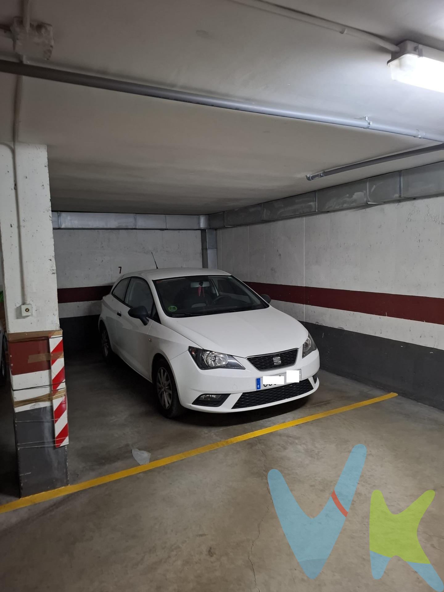 Si vives por la zona de calle Jaca, esta plaza de garaje puede convertirse en tu mejor compra. Ubicada en el primer sótano, ofrece un acceso cómodo y rápido para que aparcar deje de ser una misión imposible. Con unas dimensiones aproximadas de 4,39 x 3,38 metros, es un espacio amplio y práctico, ideal para proteger tu vehículo y olvidarte del estrés de encontrar sitio cada día. Llega a casa, entra al garaje y disfruta del lujo de tener tu plaza esperándote. Más comodidad, más tiempo para ti y la tranquilidad de saber que tu coche está siempre bien resguardado. Una oportunidad perfecta para los vecinos de la zona o como inversión. ¡No dejes que se te escape!. **Gastos e impuestos no incluidos. A título orientativo, en segundas transmisiones, el comprador abonará: Impuesto sobre Transmisiones Patrimoniales (ITP), tipo general en Aragón al 8% (*). Base de cálculo: mayor valor entre precio de compraventa o valor de referencia catastral. Gastos de Notaría y Registro: Aranceles variables según precio, número de copias y complejidad; cálculo según tarifas normativas. Si se precisa hipoteca: Tasación, condiciones y costes bancarios según entidad elegida por el comprador; así como gastos de gestoría y cualesquiera otros inherentes a la compraventa. No se incluyen otros gastos o tributos que puedan por Ley corresponder al comprador. Operación sujeta a doble mediación. Existen honorarios a cargo del comprador, salvo pacto en contrario, no incluidos en PVP. El consumidor conforme a la normativa vigente podrá solicitar información y documentación adicional relativa al inmueble, sus características, condiciones de la operación y del servicio de mediación en la oficina y/o a través de nuestro teléfono de contacto o mail. La agencia actúa exclusivamente como intermediaria en la compraventa, cuyas condiciones, en todo caso, estarán sujetas a la aceptación expresa del vendedor del inmueble y posterior formalización del contrato. La información suministrada se corresponde con la disponible a la fecha de publicación, pudiendo variar en función de las circunstancias o actualizaciones legales, contractuales y fiscales. Anuncio de carácter meramente informativo. Para una información exhaustiva sobre el funcionamiento, tipos impositivos y bonificaciones del ITP en Aragón, puede consultar el portal oficial de la Agencia Tributaria Autonómica. Tarifas notariales y registrales reguladas en el Anexo I del Real Decreto 1426/1989 y Anexo I del Real Decreto 1427/1989, respectivamente. Anuncio no vinculante, puede contener errores.