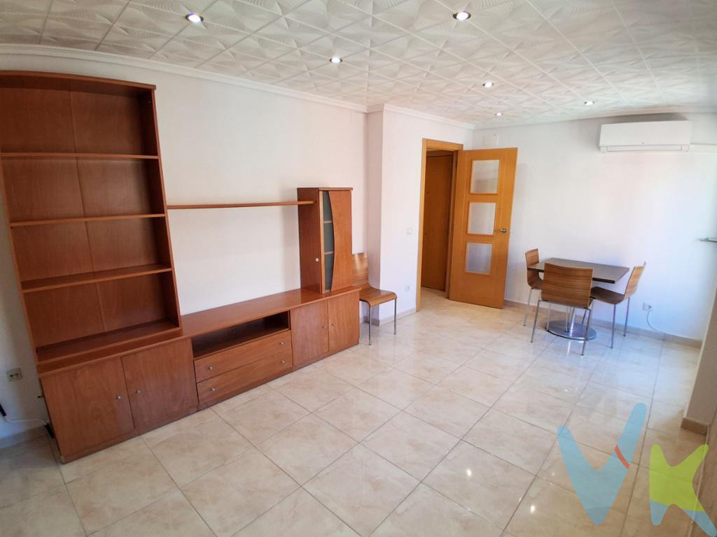 Te presentamos una vivienda lista para entrar a vivir en una última altura de un edificio junto la estación del metro de la población.El edificio cuanta con muy pocos vecinos.La vivienda dispone de un balcón con salida desde el comedor, cocina independiente, habitación de matrimonio con amplio armario empotrado, habitación individual, despacho y cuarto de baño con plato de ducha y ventana.La población dispone de metro que conecta con Valencia capital y los pueblos de la Horta Nord, además se encuentra muy próximo a la playa de Port Saplaya y la autovía V-21. ------Agencia Registrada con el Nº 2960 en el Registro Obligatorio de Agentes Inmobiliarios de la Comunitat Valenciana, según el DECRETO 98/2022, de 29 de julio, del Consell, por el que se regula el Registro de Agentes de Intermediación Inmobiliaria de la Comunitat Valenciana.    La documentación del inmueble ha sido revisada y estimamos que reúne todos los requisitos necesarios para ser comercializado.    El precio del inmueble no incluye los honorarios de la agencia que ascienden a un 4% + IVA, ni los gastos de notaría y registro de la propiedad (que están sujetos a aranceles y varían dependiendo del precio de escrituración), ni los impuestos (que en la Comunitat Valenciana varían dependiendo del precio del inmueble y de las características personales del comprador). Si tramita la inscripción una gestoría, deberá abonar sus honorarios más iva ( en este caso suele oscilar entre los 250EUR y los 400EUR + iva). Las medidas aquí expuestas han sido obtenidas del Catastro.    El anuncio no es vinculante, puede contener errores.    ¿Tienes alguna duda? Consúltanos.    ***    Los vendedores han confiado en este equipo para gestionar la venta del inmueble de forma exclusiva. Como no puede ser de otra forma, garantizamos un servicio de calidad, actuando en todo momento de forma transparente, ética y profesional. Así pues, se ruega la no interferencia de terceros, y sobre todo, no molestar a los propietarios, a los ocupantes del inmueble o a los vecinos. Muchas gracias por tu comprensión.