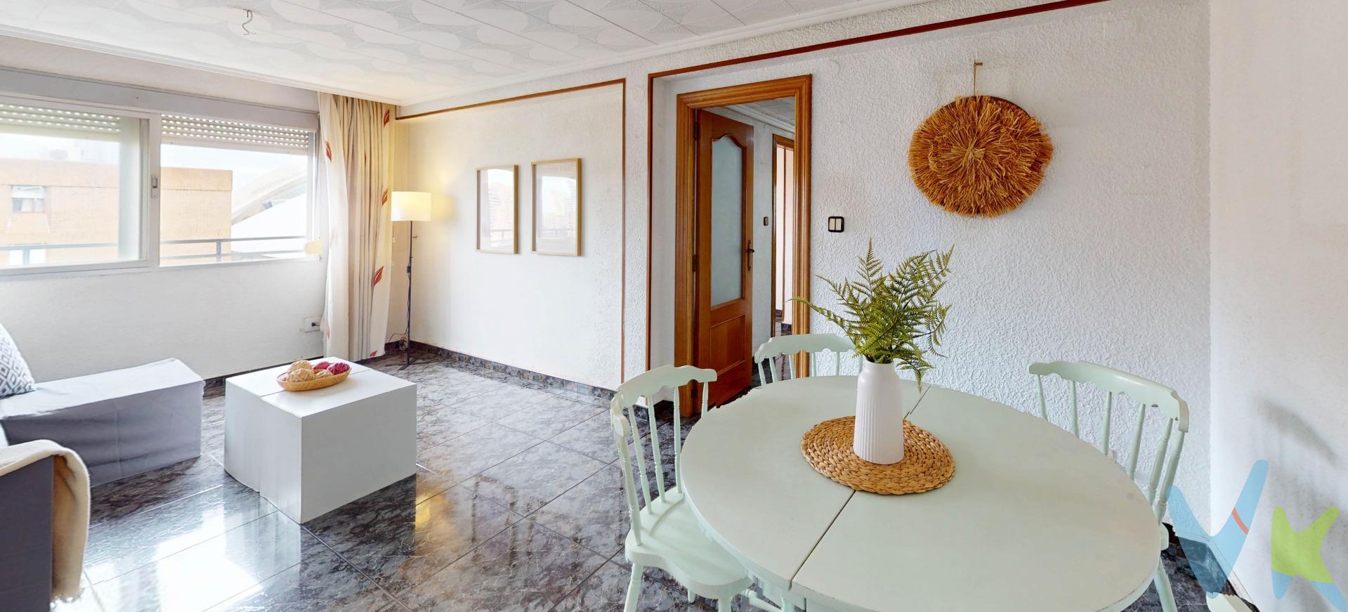 Na-Rovella- Valencia. Magnífica propiedad en una última planta que ofrece unas impresionantes vistas panorámicas a la Ciudad de las Artes y las Ciencias. Destaca por su luz natural todo el día con orientación Noreste su practica distribución siendo una vivienda totalmente exterior con fachada esquinera. No tiene balcones. El interior cuenta con tres amplias habitaciones dobles con armarios empotrados, dispone de un baño para actualizar. Cocina independiente con doble puerta de entrada, ideal para unir al salón comedor. Para familias jóvenes o profesionales exigentes .No pierdas esta oportunidad única!!!. Por mandato expreso del propietario, comercializamos este inmueble en exclusiva compartida, lo que garantiza un servicio de calidad, un trato fácil y personalizado, una gran difusión en nuestras redes compartidas y sin interferencias de terceros. Por este motivo se ruega no molestar al propietario, a los ocupantes de la propiedad, o a los vecinos del edificio. Agencia Registrada con el Nº 1600 en el Registro Obligatorio de Agentes Inmobiliarios de la Comunitat Valenciana, según el DECRETO 98/2022, de 29 de julio, del Consell, por el que se regula el Registro de Agentes de Intermediación Inmobiliaria de la Comunitat Valenciana. 