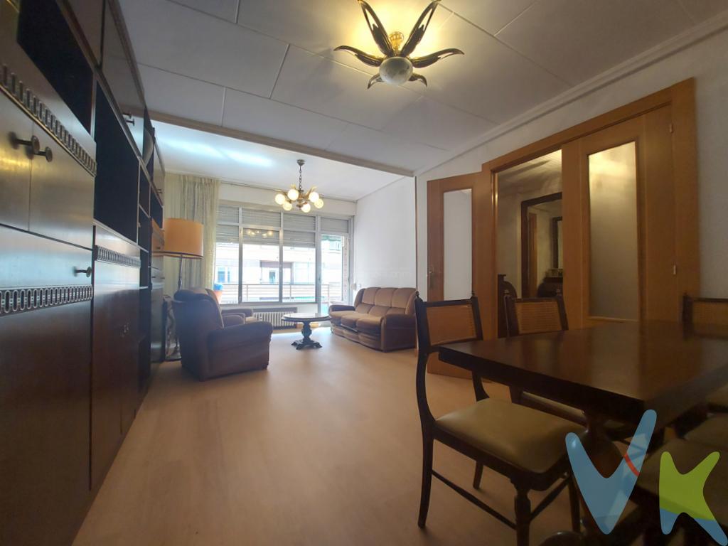 Piso en venta de 130 m² con 4 dormitorios en pleno centro de LogroñoVen a descubrir este magnífico piso en venta en Logroño, situado en la zona Centro de la ciudad. Con 130 metros construidos, esta vivienda cuenta con 4 habitaciones, 1 baño y 1 aseo y se encuentra en la planta 3 de un edificio construido en 1973.Al entrar, te sorprenderá la luminosidad y amplitud de sus estancias. El salón, con acceso a un acogedor balcón, es perfecto para disfrutar de momentos de relax. La cocina, amueblada y equipada con electrodomésticos, es el lugar ideal para dar rienda suelta a tu creatividad culinaria.Las 4 habitaciones son espaciosas y luminosas, ideales para el descanso. El aseo, de diseño moderno, añade un toque de elegancia a esta vivienda. Además, el edificio cuenta con ascensor, lo que te facilitará el acceso a tu hogar en cualquier momento.La ubicación de este piso es inmejorable. Con paradas de autobús cerca, tendrás una excelente conexión con el resto de la ciudad. Además, al estar en el Centro de Logroño, tendrás a tu alcance todos los servicios y comodidades que necesitas en tu día a día.Si buscas un piso amplio, luminoso y bien ubicado en Logroño, esta es tu oportunidad. No dejes pasar la oportunidad de visitar esta vivienda en venta. ¡Llámanos y concertaremos una cita para mostrarte todas sus ventajas! ¡Te espera un hogar lleno de posibilidades y confort!