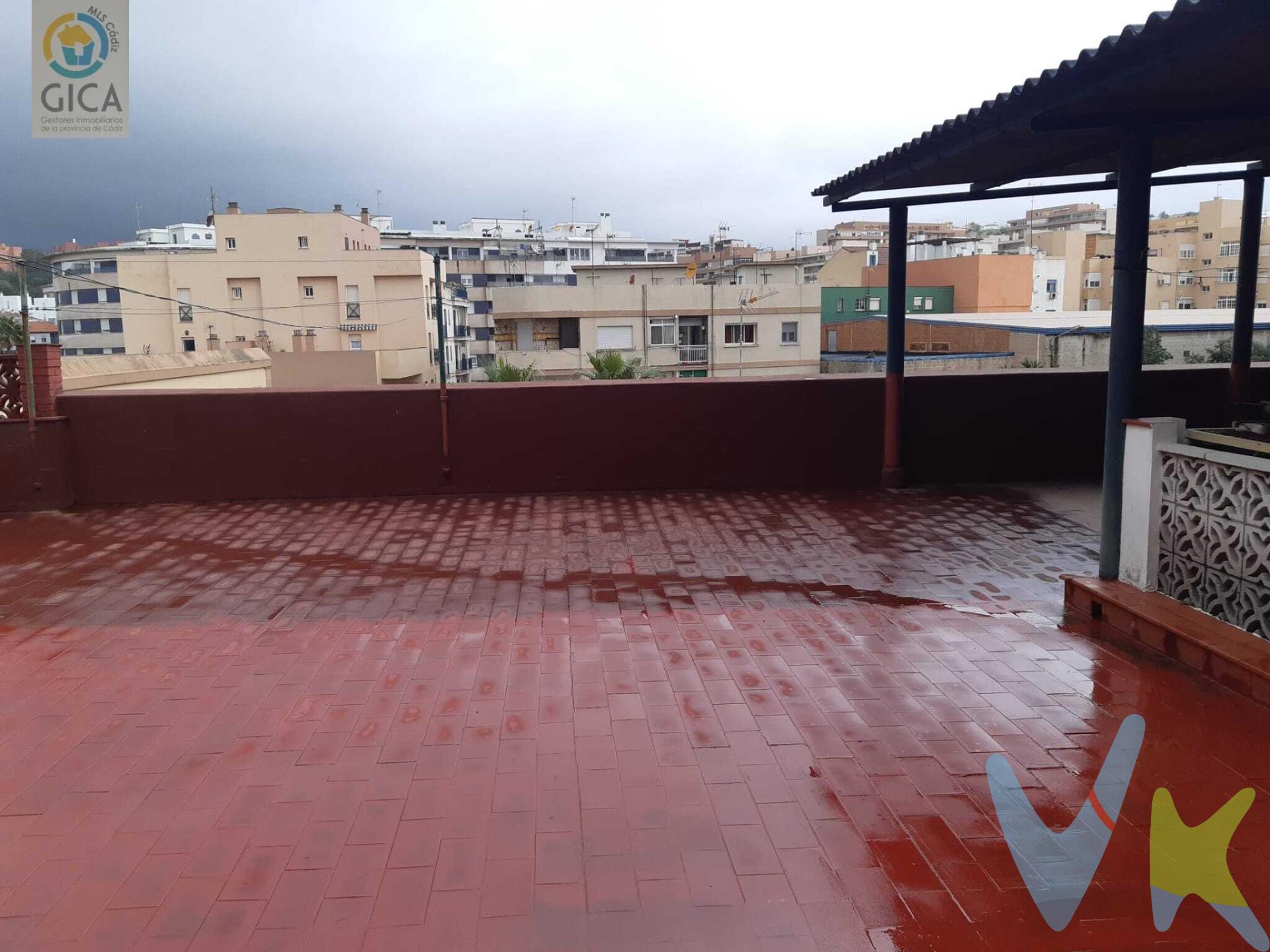 ¡Bienvenido a tu nuevo hogar! Esta impresionante casa en San José Artesano, Algeciras, es el lugar ideal para iniciar nuevas aventuras. Con una superficie de 190 m², ofrece un ambiente acogedor y luminoso que te hará sentir como en familia desde el primer instante. Disfruta de una habitación doble perfecta para relajarte después de un día lleno de actividades y dos habitaciones sencillas listas para recibir a tus seres queridos. Los dos baños garantizan comodidad cuando más la necesitas. Conservando su encanto original gracias a sus elegantes suelos de terrazo, esta propiedad combina durabilidad con estilo mediante carpintería exterior en aluminio. Imagina disfrutar del aire fresco mientras organizas cenas inolvidables o simplemente descansas bajo el sol radiante en tu propia terraza. La ubicación es inmejorable; estarás rodeado por servicios esenciales: transporte público al alcance para moverte fácilmente por la ciudad, centros médicos cerca si alguna vez requieres atención rápida y colegios ideales tanto si piensas estudiar aquí como brindar educación continua a tus hijos. Para esos momentos recreativos podrás explorar parques verdes perfectos sin necesidad de alejarte demasiado; además los supermercados cercanos aseguran tener todo lo necesario justo al lado. Y eso no es todo… ¡incluye parking! Nunca tendrás que preocuparte por dónde dejar ese coche listo para esas escapadas espontáneas hacia nuevos destinos directamente desde tu puerta!! Este espacio está esperando ser llenado con risas memorables y grandes recuerdos familiares. -----------------------------------------------------------------------------. Informamos a nuestros clientes que los gastos de notaría, registro, gestoría, impuestos y los honorarios de la agencia NO están incluidos en el precio. A su vez, disponemos del documento informativo abreviado de la propiedad (según decreto 218/2005, del 11 de octubre) y de seguro de caución, para la protección del dinero entregado como señal para la reserva de una vivienda. Por mandato expreso del propietario, comercializamos este inmueble en exclusiva, lo que le garantiza el acceso a toda la información, a un servicio de calidad, un trato fácil, sencillo y sin interferencias de terceros. Por este motivo, se ruega no molestar al propietario, a los ocupantes de la propiedad o a los vecinos.