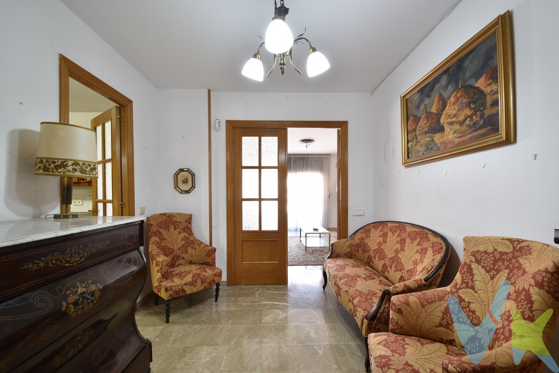Elegancia, amplitud y exclusividad en el corazón de Vilanova y la Geltrú. Os presentamos una vivienda única por sus dimensiones, acabados y ubicación privilegiada. Situado en una de las zonas más cotizadas del centro (entre el Mercado Central y la Piscina Municipal), este espectacular piso de 132 m2 útiles (169 m2 construidos) ofrece la combinación perfecta entre el confort de vivir a un paso de todo y la privacidad de un oasis urbano. Al entrar, te recibe una distribución inteligente y fluida. El recibidor da paso a un magnífico salón-comedor de 35 m² presidido por una elegante chimenea, el lugar ideal para momentos de relax o reuniones familiares. Este espacio goza de una gran luminosidad gracias a sus dos salidas directas al balcón. La cocina tipo office es amplia, funcional y cuenta con una práctica galería independiente. En la zona de descanso y confort, la vivienda dispone de 5 dormitorios (1 suite con armarios a medida), ofreciendo una excelente versatilidad para familias numerosas, espacios de despacho o salas de juegos. Completan la propiedad dos baños completos y perfectamente equipados. El gran valor añadido de esta propiedad es su particular solárium de 31 m², un espacio exclusivo donde disfrutar del clima mediterráneo, organizar cenas al aire libre o crear tu propio jardín urbano con total intimidad. Los detalles marcan la diferencia de este alto standing: elegantes suelos de mármol que aportan distinción a cada estancia y un sistema de calefacción radial que garantiza el máximo confort térmico en invierno sin radiadores a la vista. Aire acondicionado en el comedor y toldos en el balcón. Situado en una segunda planta de una finca con ascensor, con una comunidad muy cuidada y de excelente vecindad. El edificio está impecable, es de 1989 y la fachada hace dos años que se reformó. Una oportunidad única para quien busca espacio, lujo y centralidad. Ven a visitarlo y enamórate de tu futuro hogar. Vilanova i la Geltrú es una ciudad costera de más de 70.000 habitantes. Cuenta con más de 6 kilómetros de playas de arena fina, accesibles y respetuosas con el medio ambiente. Su exclusivo puerto náutico es reconocido internacionalmente y conserva un entrañable puerto pesquero con actividad diaria. Su Rambla Principal es una de las más largas y con mayor ambiente de Cataluña. Vilanova es una ciudad que tiene vida todo el año, con numerosas fiestas y está ubicada sólo a 30 minutos en coche de Barcelona y a 20 minutos del aeropuerto. Cédula habitabilidad: CHB03423426. Certificado Energético: Referencia VTBSR2JWY Consumo de energía F 216 Kwh-m² año Emisiones E 36 Kg CO2-m² año. El precio no incluye impuestos (ITP, IVA y AJD), ni los gastos de notario ni los de registro.
