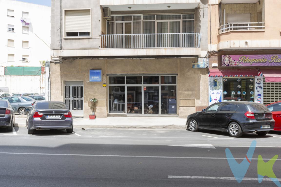 Oportunidad en Gandia: Amplio Local Comercial en VentaDescubre la ocasión de adquirir un local comercial espacioso en pleno centro de Gandia. Con un total de 214 metros cuadrados construidos, este espacio es ideal para cualquier tipo de actividad empresarial. Su ubicación es estratégica, en una zona activa y concurrida, lo que garantiza un flujo constante de clientes potenciales.El local está diseñado con áreas diáfanas que permiten adaptarse fácilmente a las necesidades de tu negocio. Los 206 metros disponibles brindan suficiente espacio para organizar diferentes zonas de trabajo, exposición o atención al público, ofreciendo comodidad y versatilidad.Situado en una calle muy transitada, este local tiene una excelente visibilidad, perfecta para captar la atención del público. Además, Gandia es una ciudad vibrante, conocida por sus playas y su historia, lo que añade un atractivo turístico a la ubicación.La entrada amplia facilita tanto el acceso de mercancías como el de los clientes, y el local cuenta con los servicios básicos ya instalados, lo que permite iniciar cualquier proyecto de inmediato. El entorno, rodeado de bancos, oficinas, restaurantes y cafeterías, crea un ambiente ideal para empleados y clientes.Gandia está en constante crecimiento, con una economía activa y un turismo que sigue en aumento, lo que hace de este local una excelente inversión. La versatilidad del espacio permite imaginar múltiples posibilidades: desde una tienda, oficinas, hasta un showroom.No dejes pasar la oportunidad de establecer o expandir tu negocio en uno de los puntos clave de la ciudad. Visitar este local es dar el primer paso hacia una nueva etapa comercial. Contáctanos para agendar una visita personalizada y conocer todos los detalles. ¡Estamos aquí para ayudarte a dar el siguiente paso en tu aventura empresarial!__________________  Nuestro servicio con cada uno de nuestros clientes es en exclusividad, por lo que nosotros le garantizamos un servicio de calidad y sencillo sin interferencias de terceros, nuestra inmobiliaria trabaja con exclusividad compartida, por lo que estaremos encantados de colaborar con cualquier agencia o particular que esté interesado en el inmueble. Por ese motivo, se ruega no molestar al propietario o inquilinos de la propiedad. Si usted es un posible cliente o agente inmobiliario, interesado en esta propiedad, no dude en llamarnos a nosotros, estaremos encantados de colaborar. El precio indicado no incluye los honorarios de intermediación inmobiliaria, que deberán ser abonados por el comprador de forma independiente. 