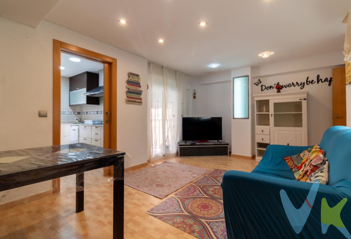 ¡Oportunidad única en Massamagrell! Este excelente piso está ubicado en una de las zonas mejor conectadas de Massamagrell. Esta espaciosa vivienda, con 90 metros cuadrados construidos, está situada en una tercera planta con ascensor y ofrece una calidad de vida insuperable por su ubicación y características.Este piso está distribuido de manera eficiente, proporcionando comodidad y funcionalidad en cada rincón del hogar. Dispone de tres habitaciones amplias, ideales para familias o quienes buscan espacio extra en su vivienda. Cada habitación está diseñada para ofrecer confort y privacidad, permitiendo crear un ambiente acogedor. Además, cuenta con una pequeña terraza y un pequeño balcón que proporciona un espacio adicional al aire libre.La ubicación es inmejorable, con una excelente conexión mediante transporte público. La proximidad a la estación de metro y paradas de autobús facilita moverse por Massamagrell y sus alrededores sin complicaciones. Esto hace que la vivienda sea perfecta para aquellos que valoran el tiempo y la buena conexión con la capital. Su emplazamiento estratégico propicia estar cerca de supermercados, centros educativos y otros servicios esenciales. Este hogar se ofrece completamente amueblado y equipado con electrodomésticos de calidad, listo para entrar a vivir de inmediato. El mobiliario ha sido elegido con gusto, creando una atmósfera acogedora que hará que te sientas en casa desde el primer momento. La cocina, equipada con electrodomésticos de reciente adquisición, es funcional y está lista para ser usada desde el primer día.La zona de día se centra en un amplio salón con aire acondicionado, que se beneficia de una excelente iluminación natural gracias a sus grandes ventanales. Este espacio es ideal para disfrutar de reuniones familiares o con amigos y proporciona un ambiente cálido y agradable. Su distribución permite separarlo en distintas áreas, combinando funcionalidad y diseño. La combinación de su localización y características internas lo hace una opción de inversión de gran atractivo.Si está buscando un hogar listo para vivir, con comodidad, funcionalidad y excelente ubicación, este piso cumple con todas sus expectativas. No pierda la oportunidad de conocer personalmente esta joya en Massamagrell. Llámenos para concertar una visita y déjese sorprender por todos los detalles que este inmueble puede ofrecerle. ¡Su nuevo hogar le espera! * En nuestra agencia contamos con el distintivo de Agentes de Intermediación Inmobiliaria de la Comunitat Valenciana (Número de registro RAICV 1394) y cumplimos con todos los requisitos que debe tener un profesional del sector inmobiliario.*Por mandato expreso del propietario, comercializamos este inmueble en exclusiva, lo que le garantiza el acceso a toda la información, a un servicio de calidad, un trato fácil, sencillo y sin interferencias de terceros. Si usted es agente inmobiliario y tiene un cliente para este inmueble, llámenos estaremos encantados de colaborar. *El precio indicado no incluye gastos ni otros conceptos. A tal efecto, se informa que al referido precio habrá que añadirle los gastos propios de la transmisión inmobiliaria, entre los que cabe enumerar los siguientes: honorarios notariales, impuesto al que se encuentre sujeta la transmisión (Impuesto sobre el Valor Añadido o Impuesto sobre Transmisiones Patrimoniales y Actos Jurídicos Documentados, según el caso), gastos de inscripción en el Registro de la Propiedad y honorarios de intermediación de la agencia inmobiliaria.  *¿Qué te ofrecemos en nuestra agencia?  - Agilizamos y hacemos más cómodo el proceso. - ¡Nos ocupamos de todo! Cero preocupaciones. - Recibe apoyo legal y fiscal durante todo el proceso. - Experto inmobiliario 100% a tu lado. - Asistencia post venta ¡Seguimos a tu lado! Si deseas saber más, no dudes en ponerte en contacto con nosotros. ¿HABLAMOS?  